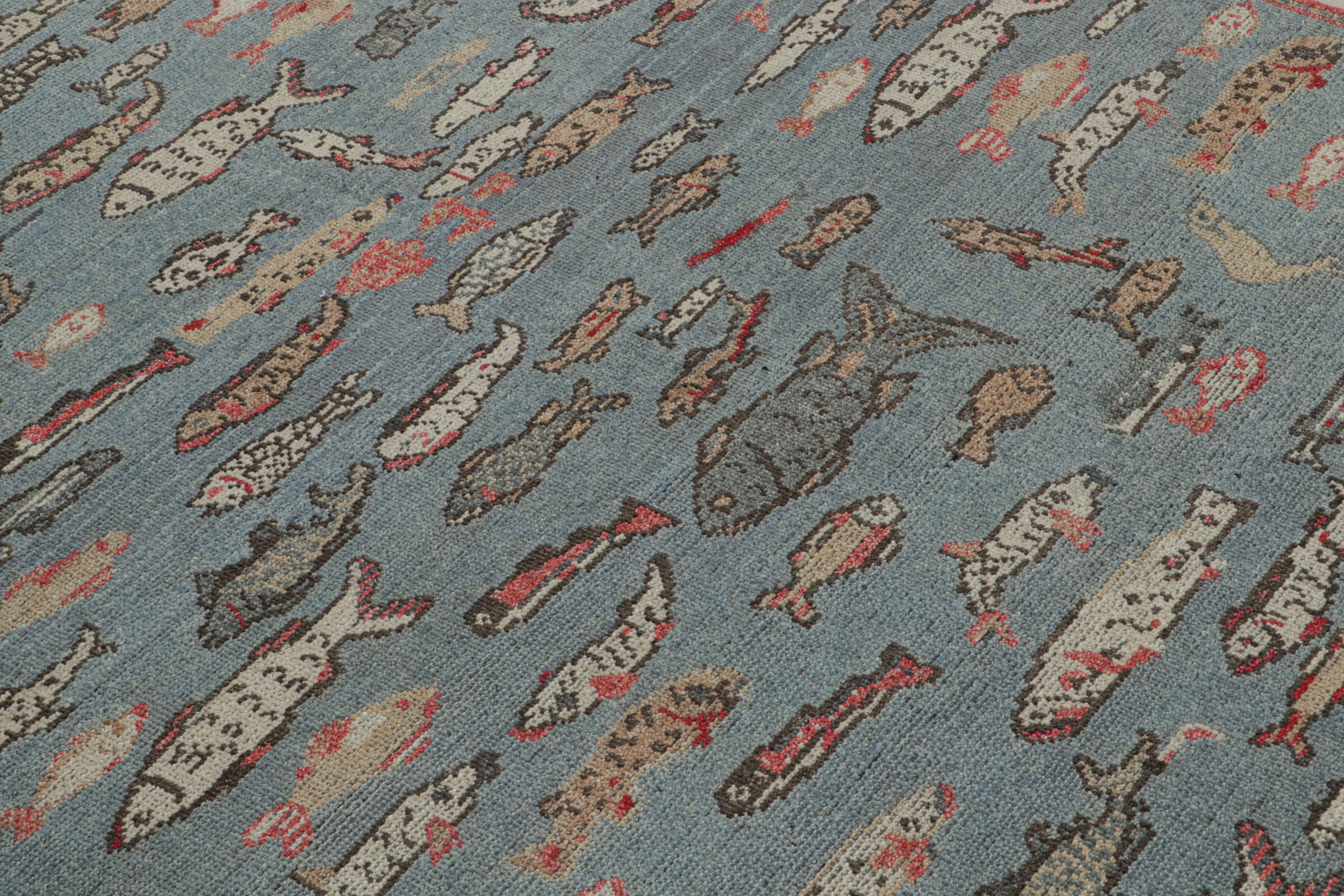 Indiano Rug & Kilim è un tappeto d'arte pittorico in blu con illustrazioni di pesci in vendita