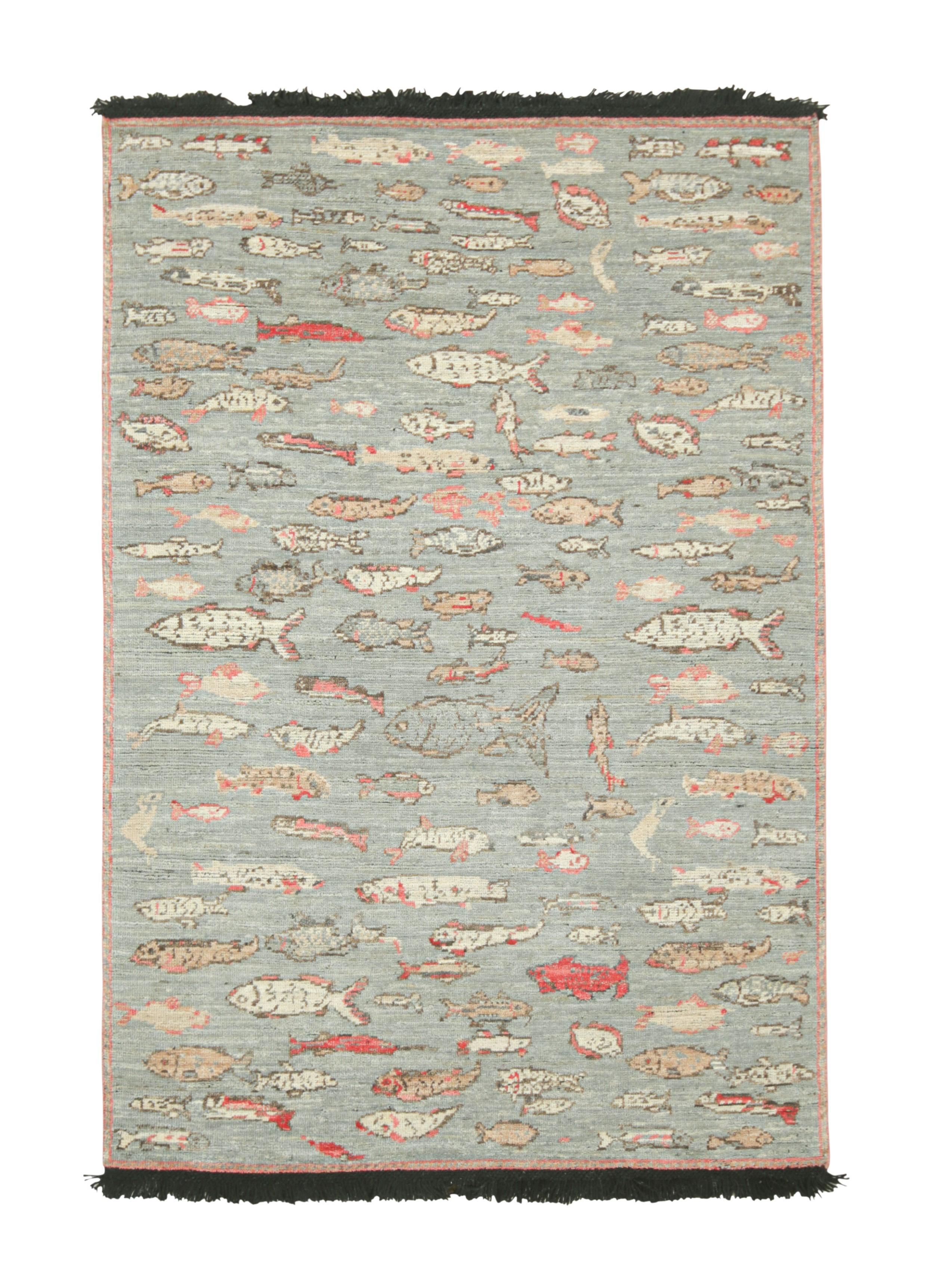 Realizzato in lana Ghazni annodata a mano, questo tappeto 4x6 della collezione Burano di Rug & Kilim presenta banchi di pesci stilizzati su un fondo celeste. 

Sul design: 

Questo disegno contemporaneo presenta una composizione di vita marina, con