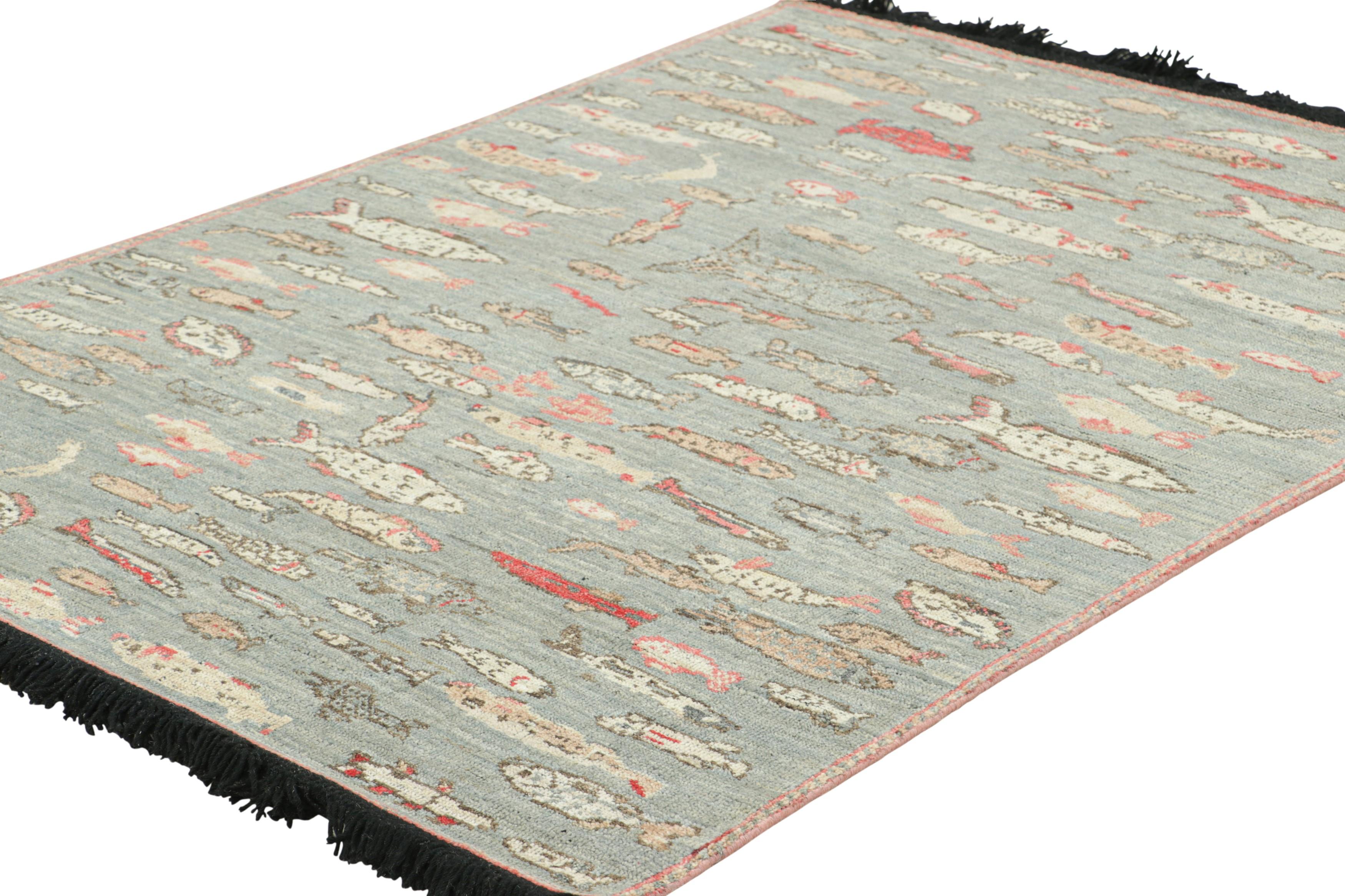 Indiano Rug & Kilim è un tappeto d'arte pittorico in blu con illustrazioni di pesci policromi in vendita