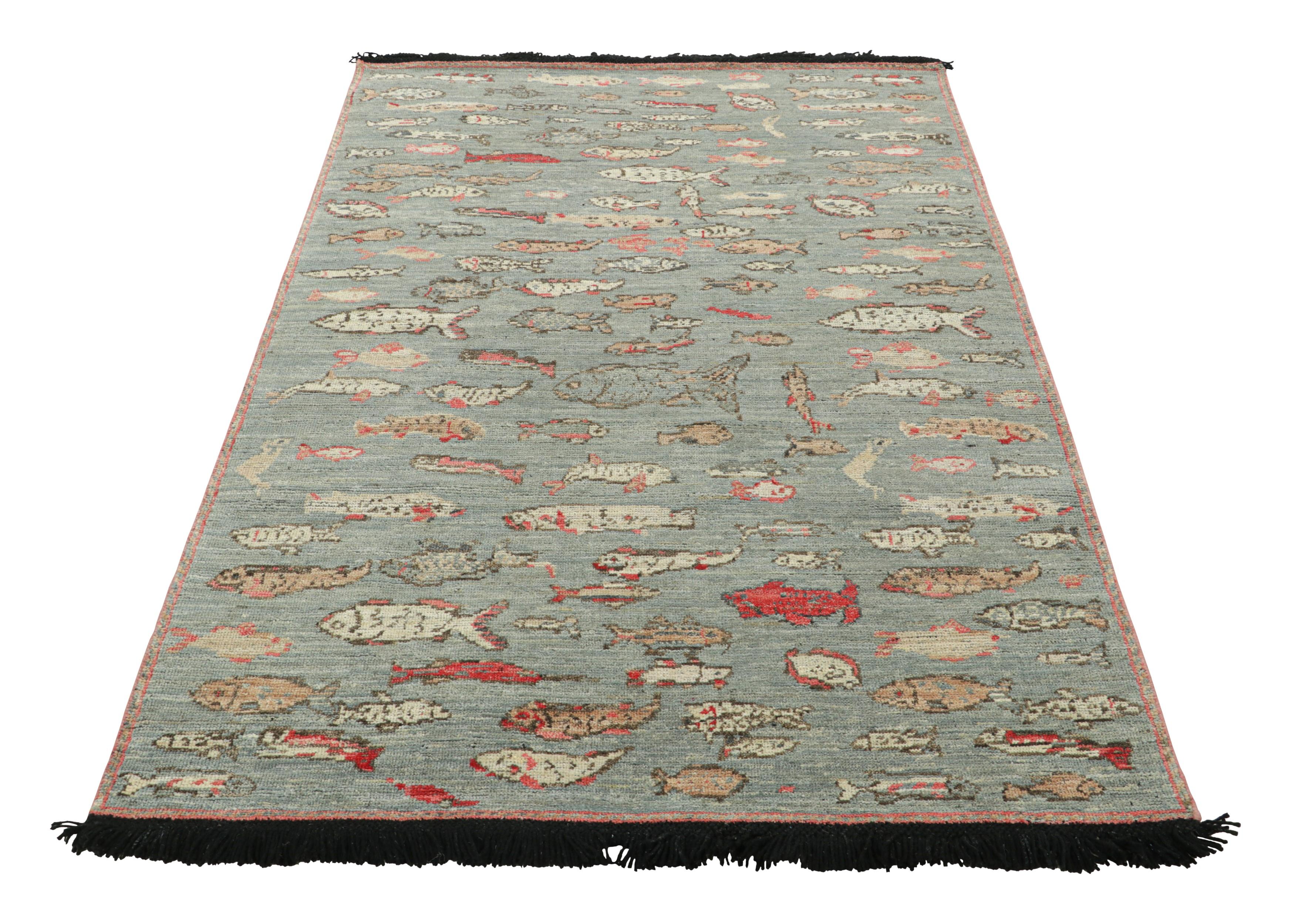 Annodato a mano Rug & Kilim è un tappeto d'arte pittorico in blu con illustrazioni di pesci policromi in vendita