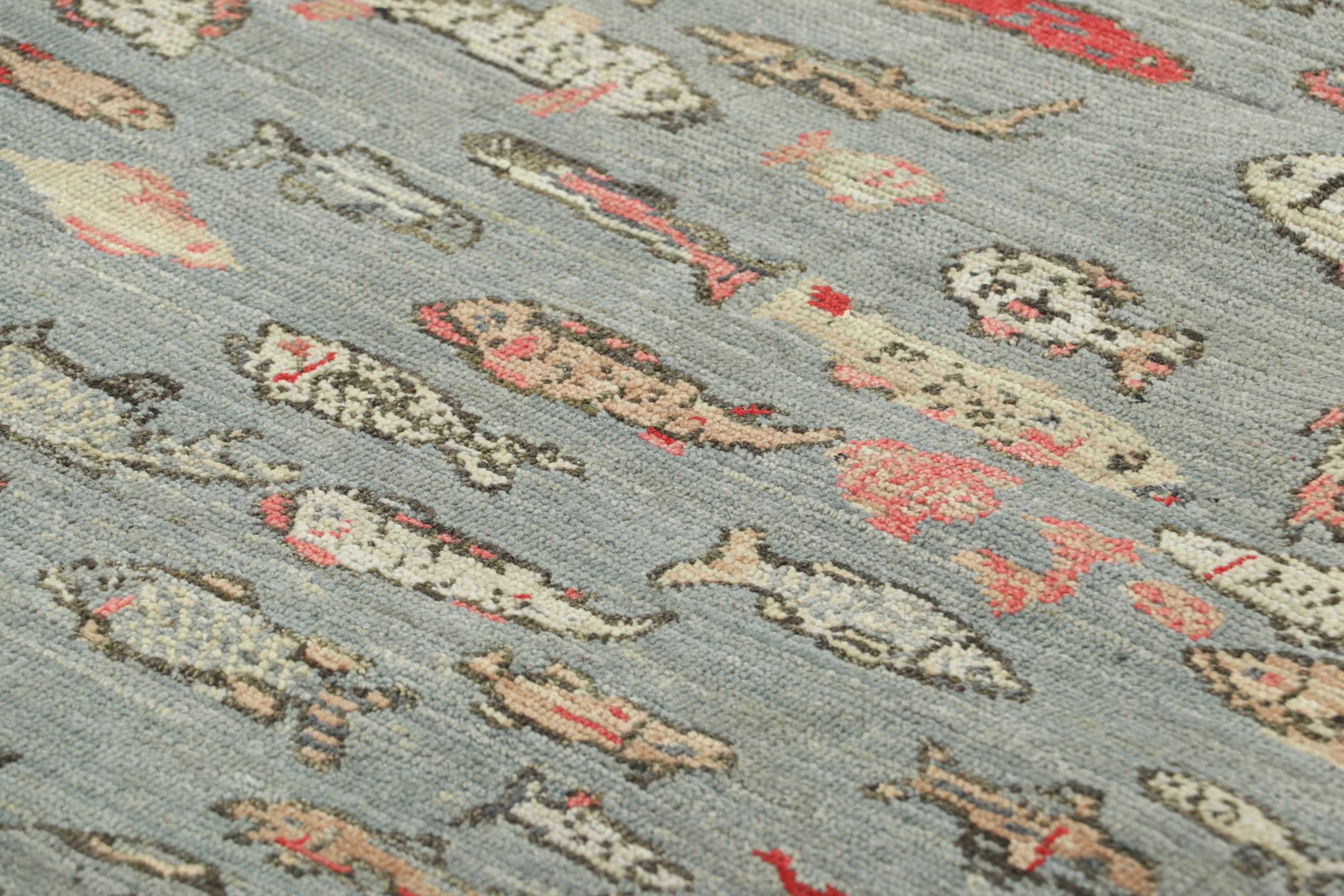 Realizzato in lana Ghazni annodata a mano, questo tappeto runner 3x12 della collezione Burano di Rug & Kilim presenta banchi di pesci stilizzati su un fondo celeste. 

Sul design: 

Questo disegno contemporaneo presenta una composizione di vita