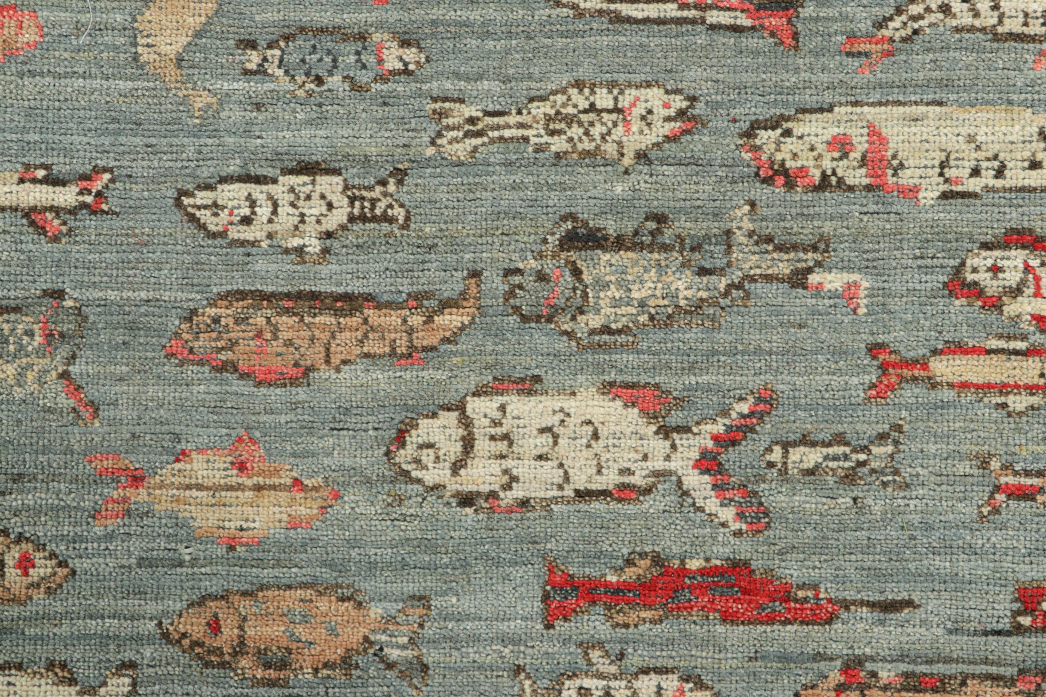 Moderno Rug & Kilim - Tappeto Runner artistico pittorico in blu con illustrazioni di pesci colorati in vendita