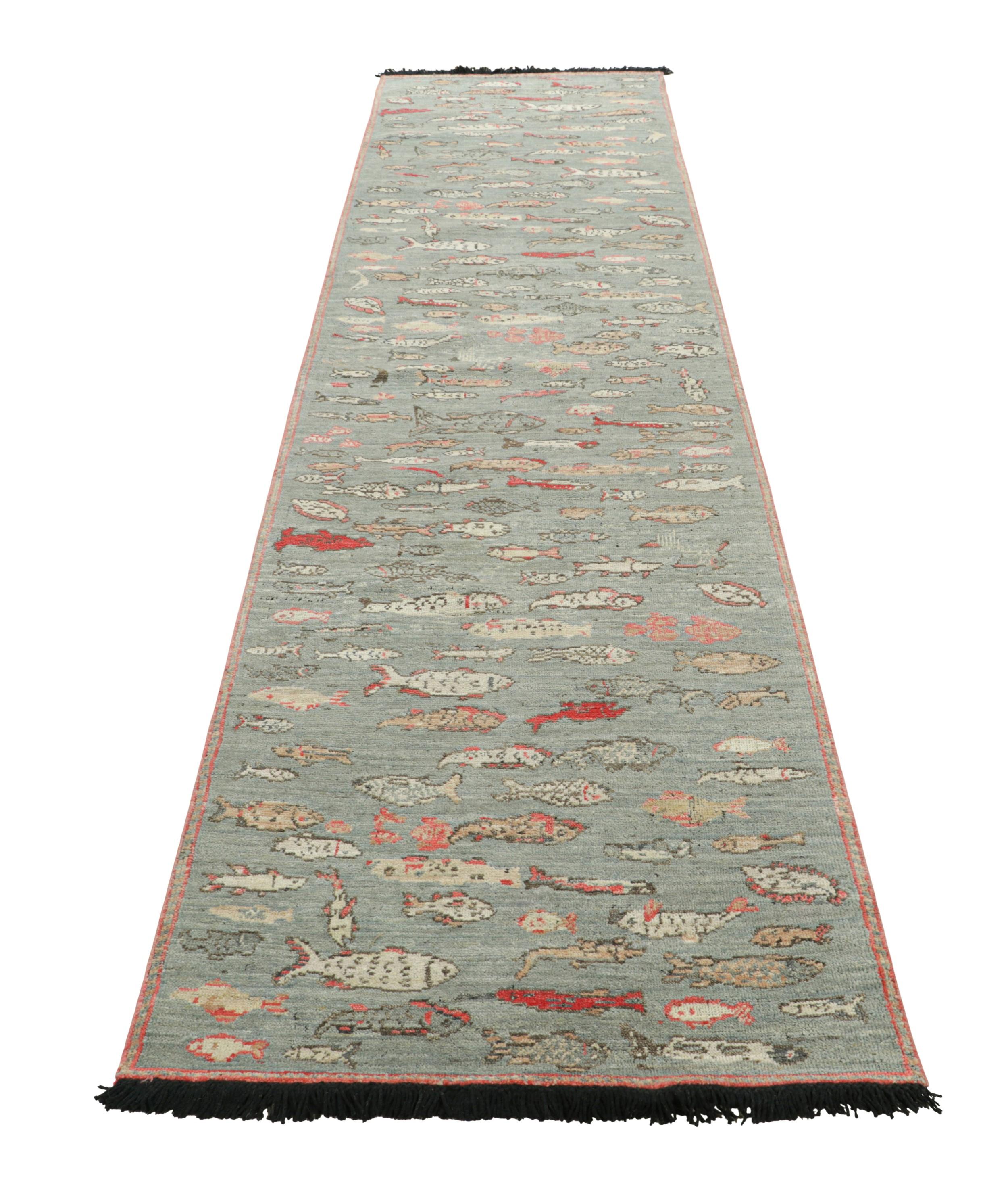 Annodato a mano Rug & Kilim - Tappeto Runner artistico pittorico in blu con illustrazioni di pesci colorati in vendita