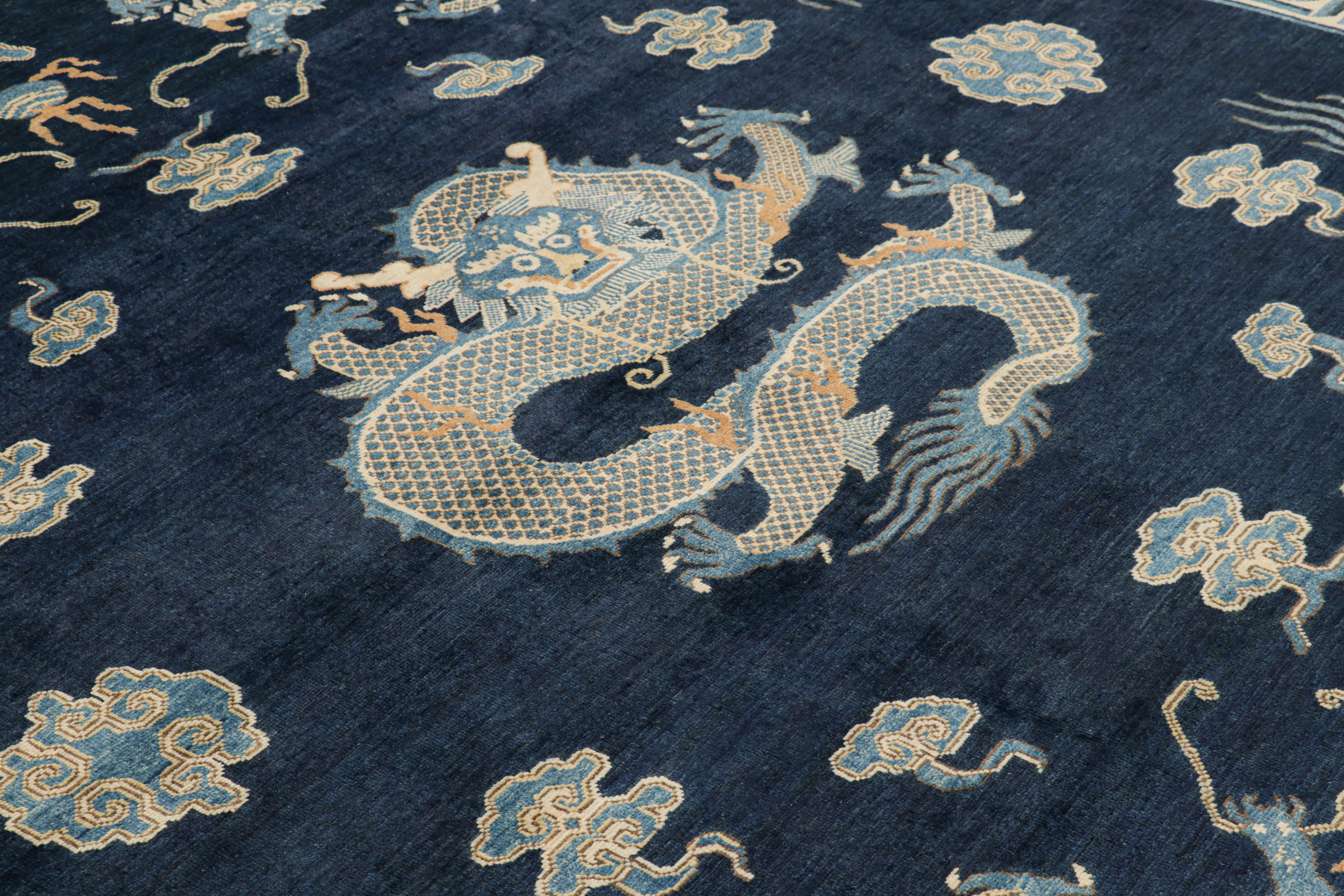 Dieser 8x10 große, handgeknüpfte Wollteppich aus der Modern Classics Collection'S von Rug & Kilim ist von antiken Drachenteppichen im chinesischen Malereistil inspiriert. 

Über das Design: 

Marineblau unterstreicht ein Feld mit fünf