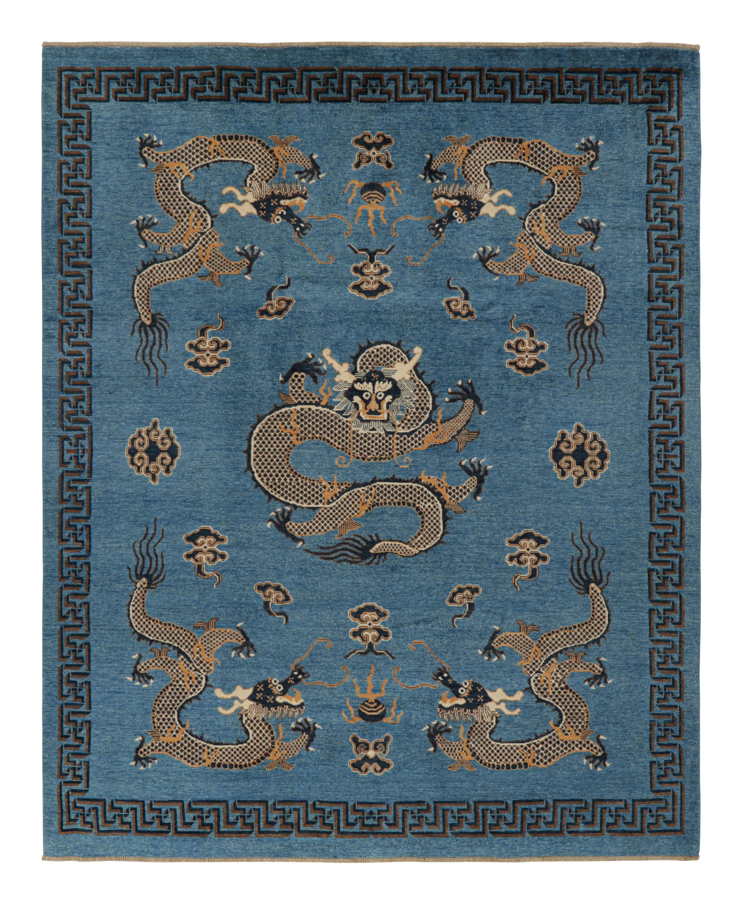 Dieser 8x10 große, handgeknüpfte Wollteppich aus der Modern Classics Collection'S von Rug & Kilim ist von antiken Drachenteppichen im chinesischen Malereistil inspiriert. 

Über das Design: 

Marineblau unterstreicht ein Feld mit fünf