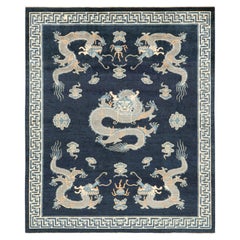Alfombra Pictórica Dragón de Rug & Kilim en azul marino, con bordes geométricos