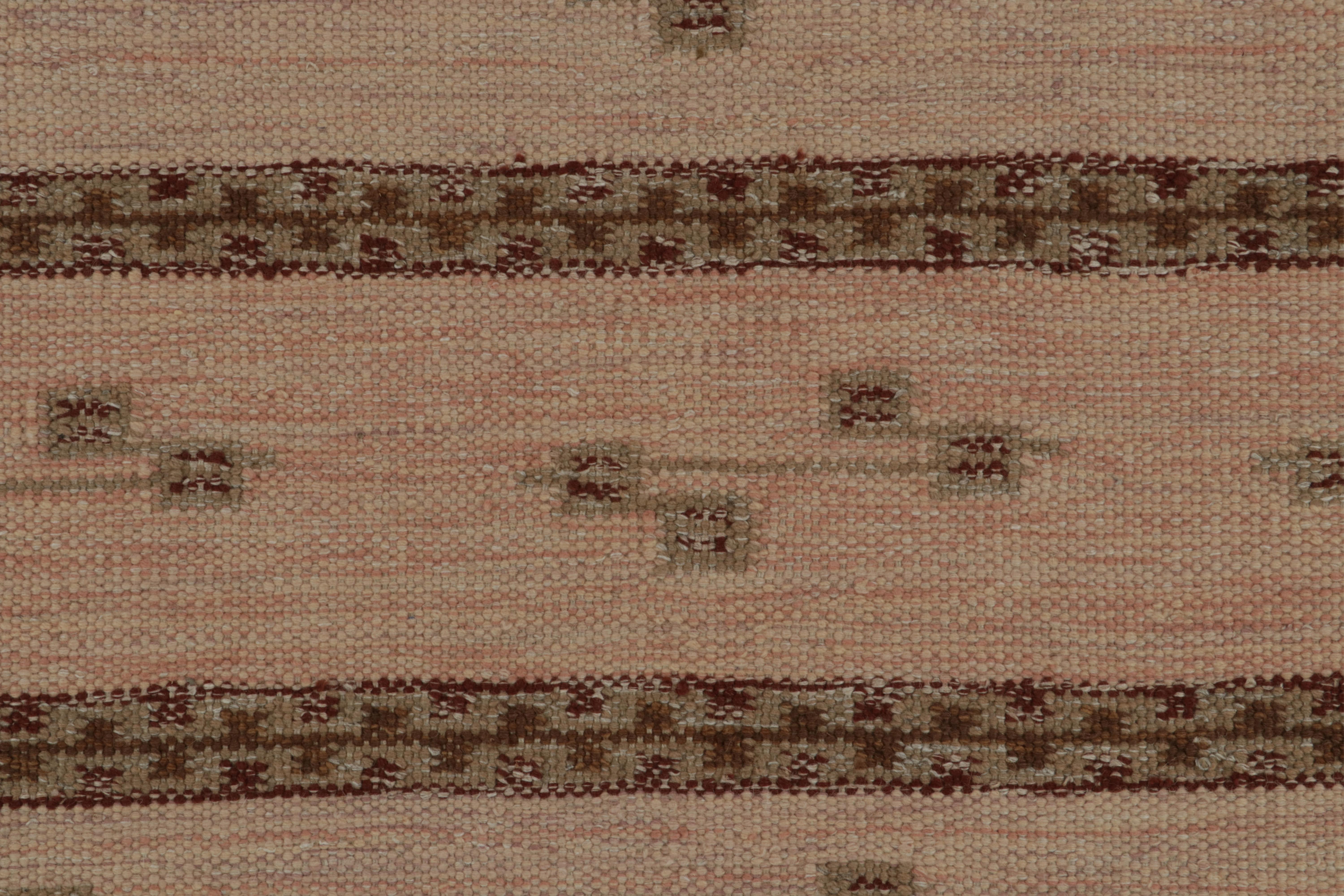 Rug & Kilims rosafarbener Kilim-Streuteppich im skandinavischen Stil mit geometrischen Mustern im Zustand „Neu“ im Angebot in Long Island City, NY