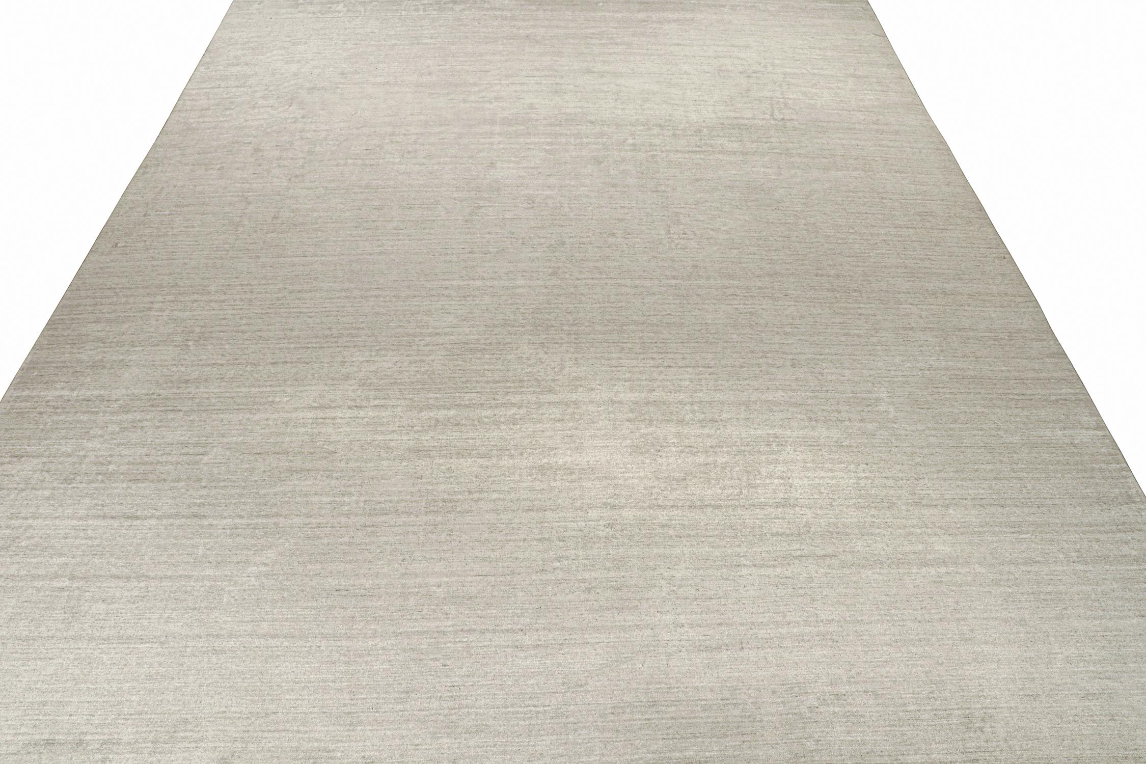 Moderner schlichter Teppich von Rug & Kilim in massivem Silber und Off-White Ton-in-Ton (Indisch) im Angebot