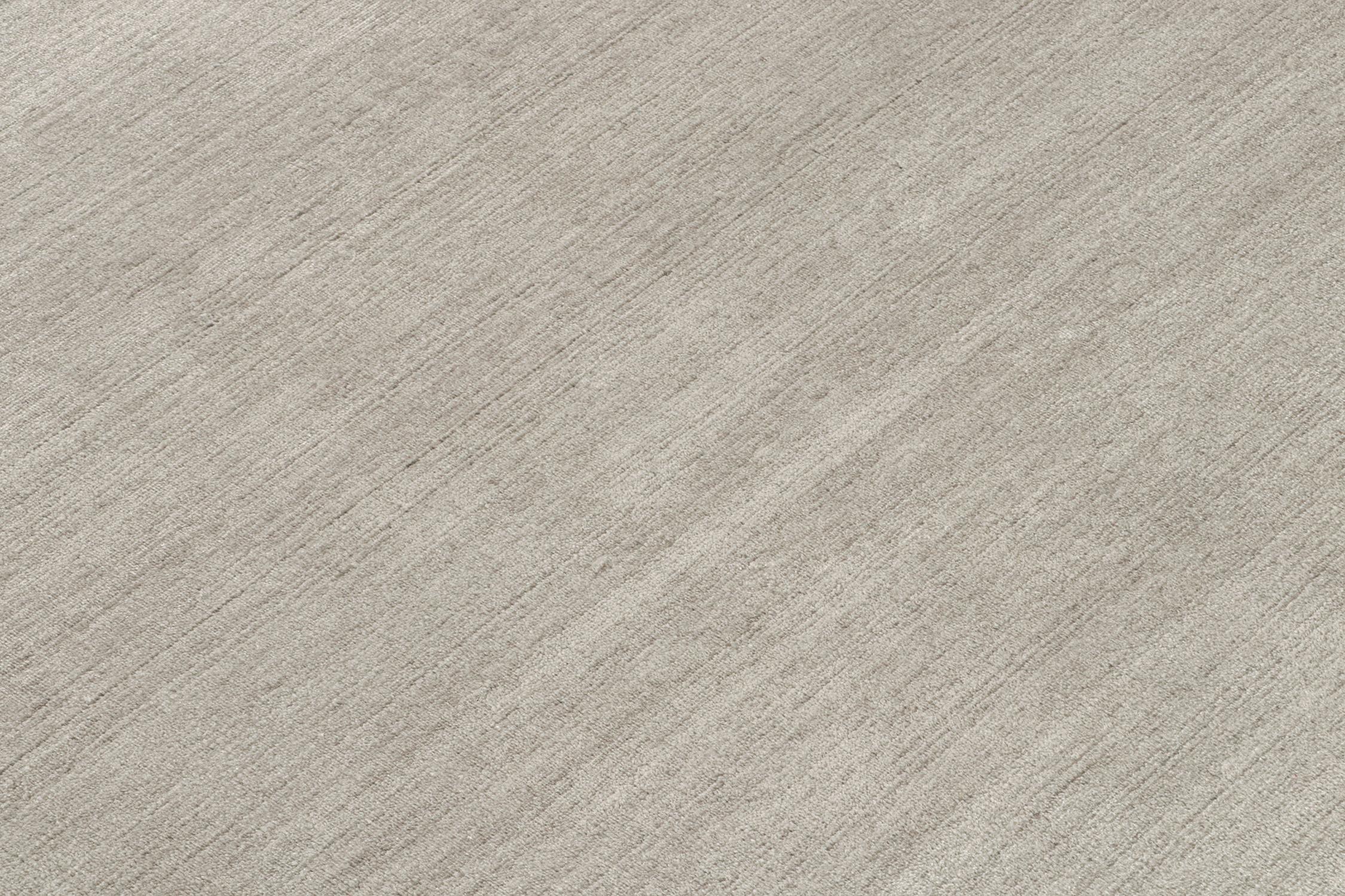 Noué à la main Tapis moderne uni de Rug & Kilim en argent massif et blanc cassé ton sur ton en vente