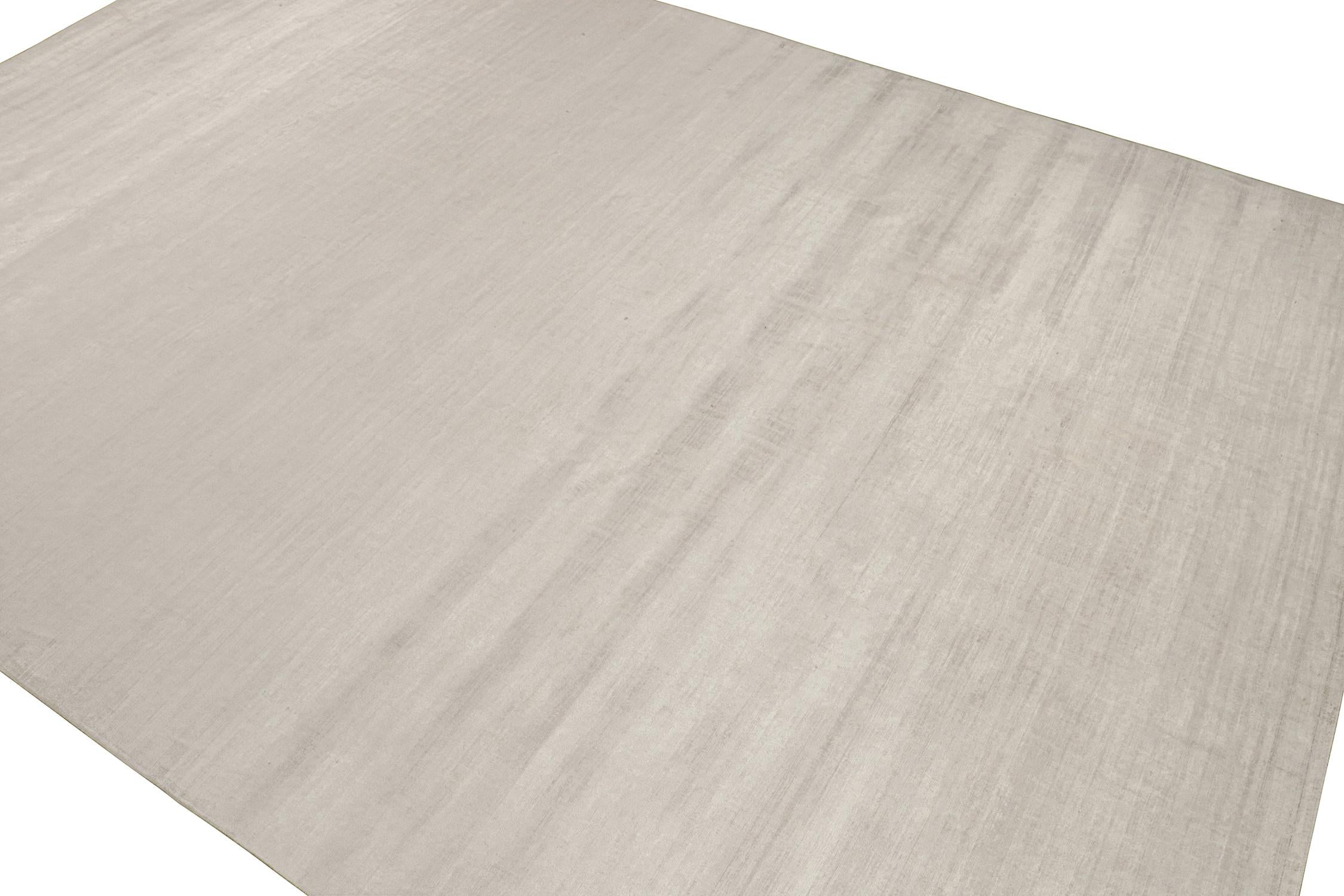 Annodato a mano Rug & Kilim è un tappeto moderno in argento massiccio e bianco sporco tono su tono. in vendita
