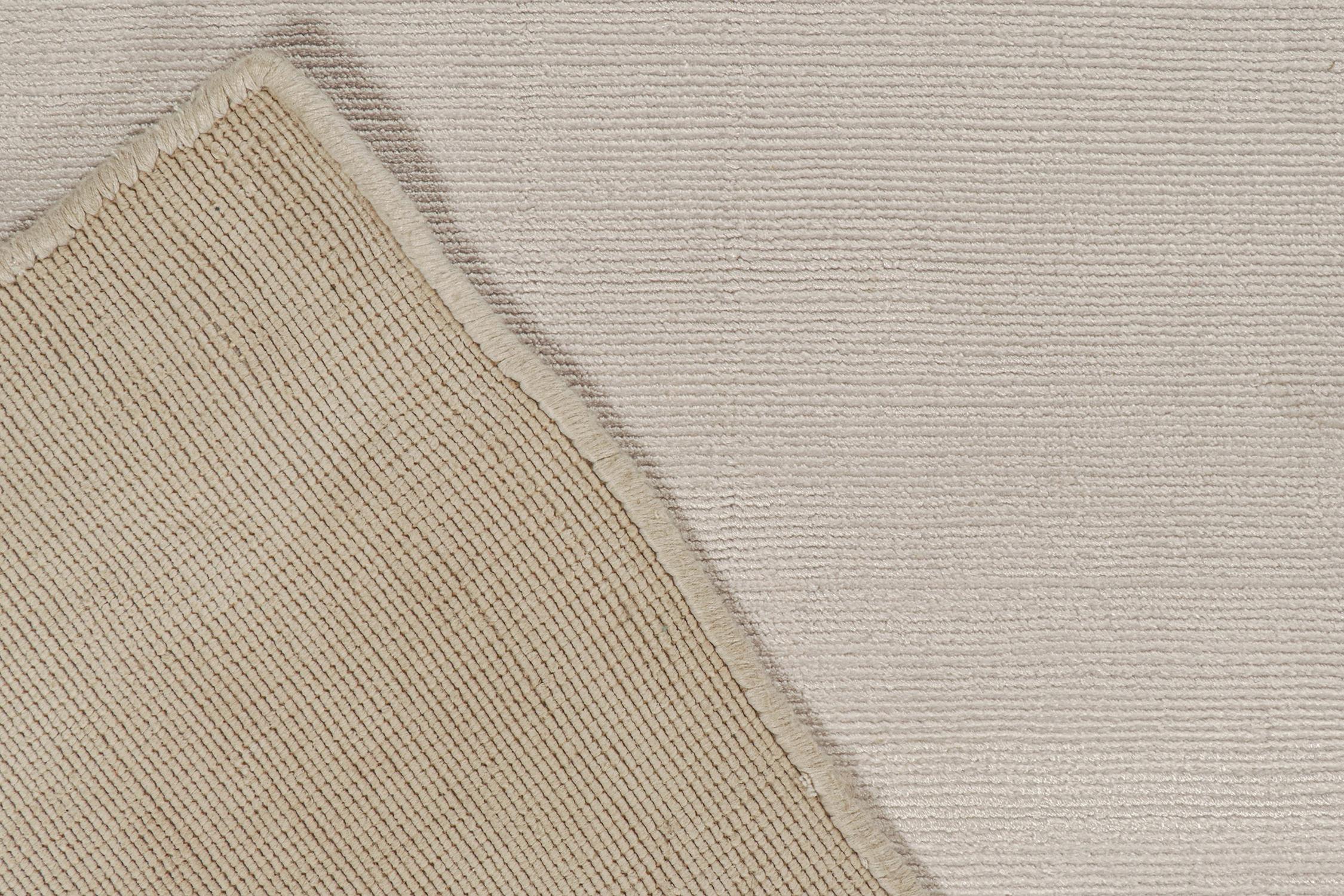 Annodato a mano Rug & Kilim è un tappeto moderno in argento massiccio e bianco sporco tono su tono. in vendita