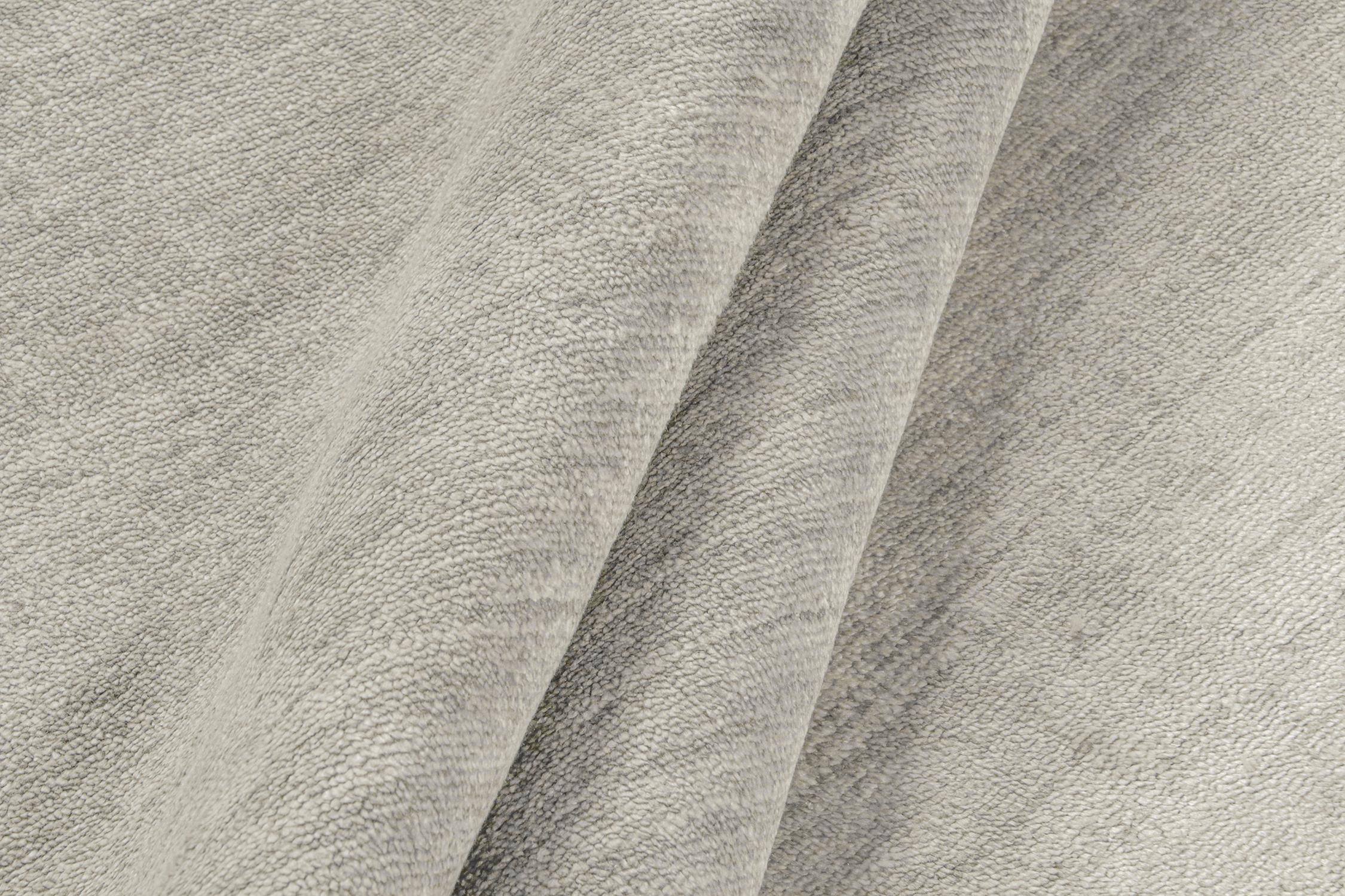 Moderner schlichter Teppich von Rug & Kilim in massivem Silber und Off-White Ton-in-Ton im Angebot