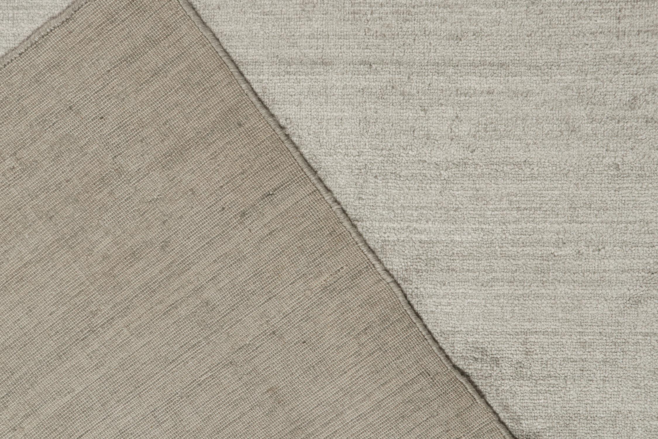 Moderner schlichter Teppich von Rug & Kilim in massivem Silber und Off-White Ton-in-Ton (Seide) im Angebot