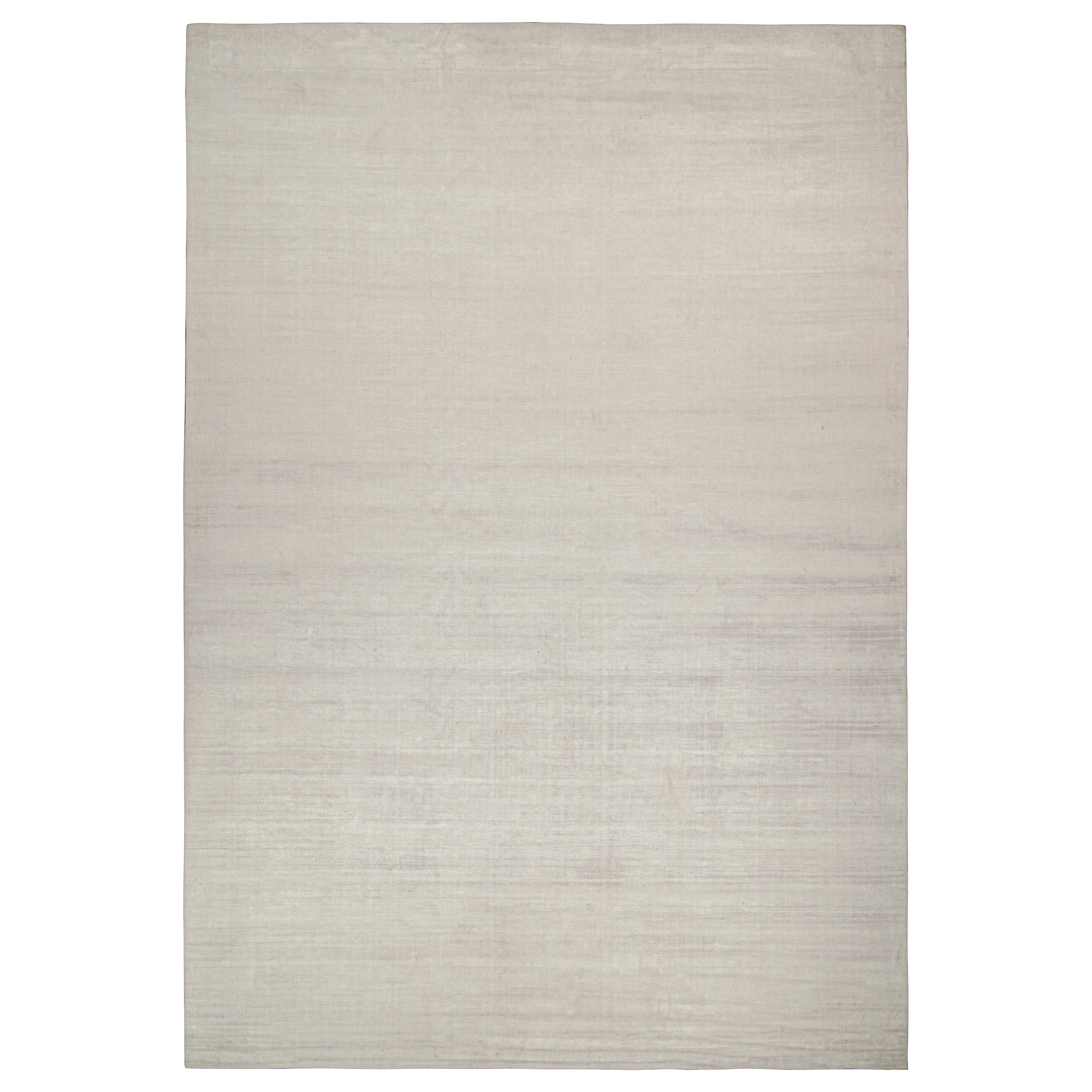Rug & Kilim è un tappeto moderno in argento massiccio e bianco sporco tono su tono.