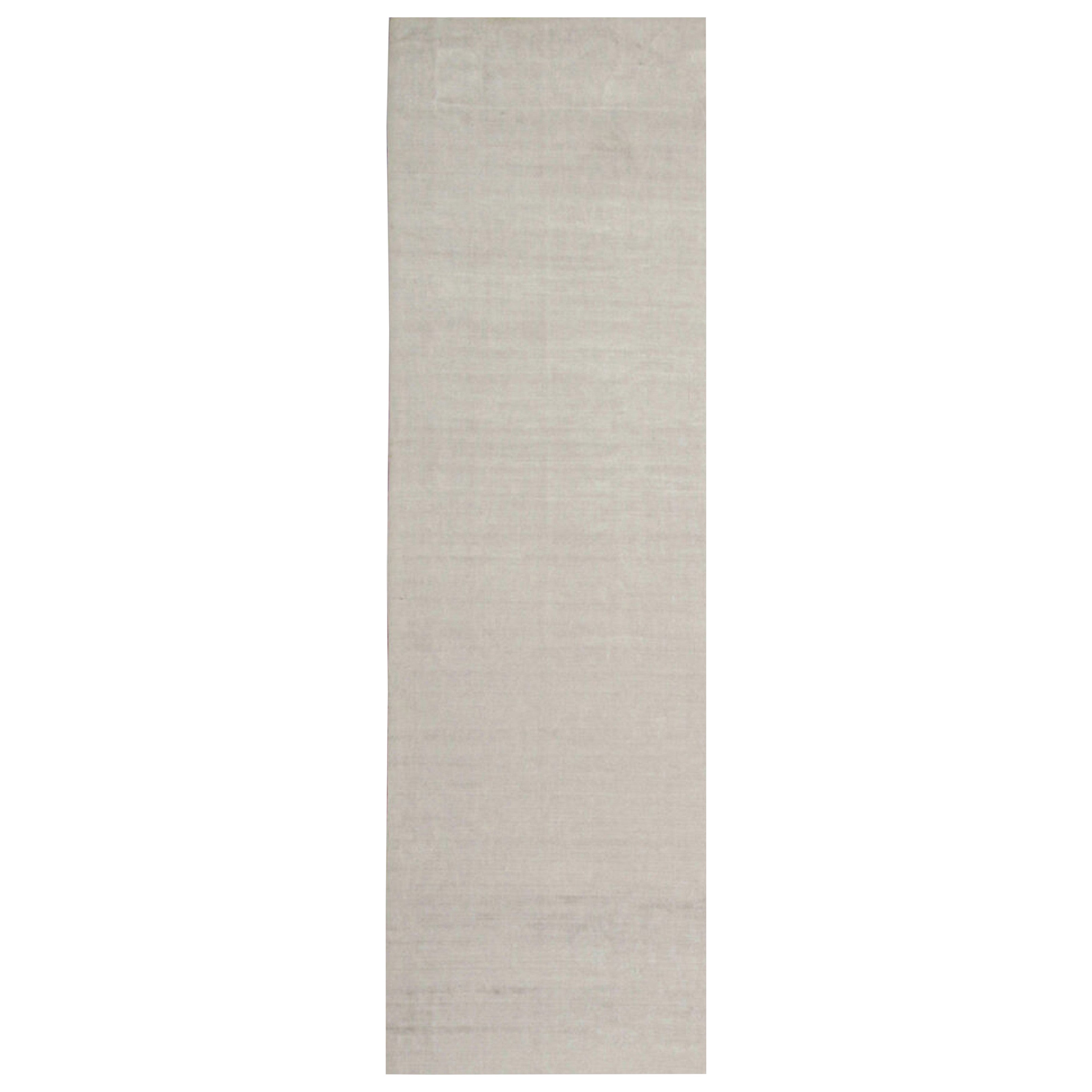 Rug & Kilim è un tappeto moderno in argento massiccio e bianco sporco tono su tono.