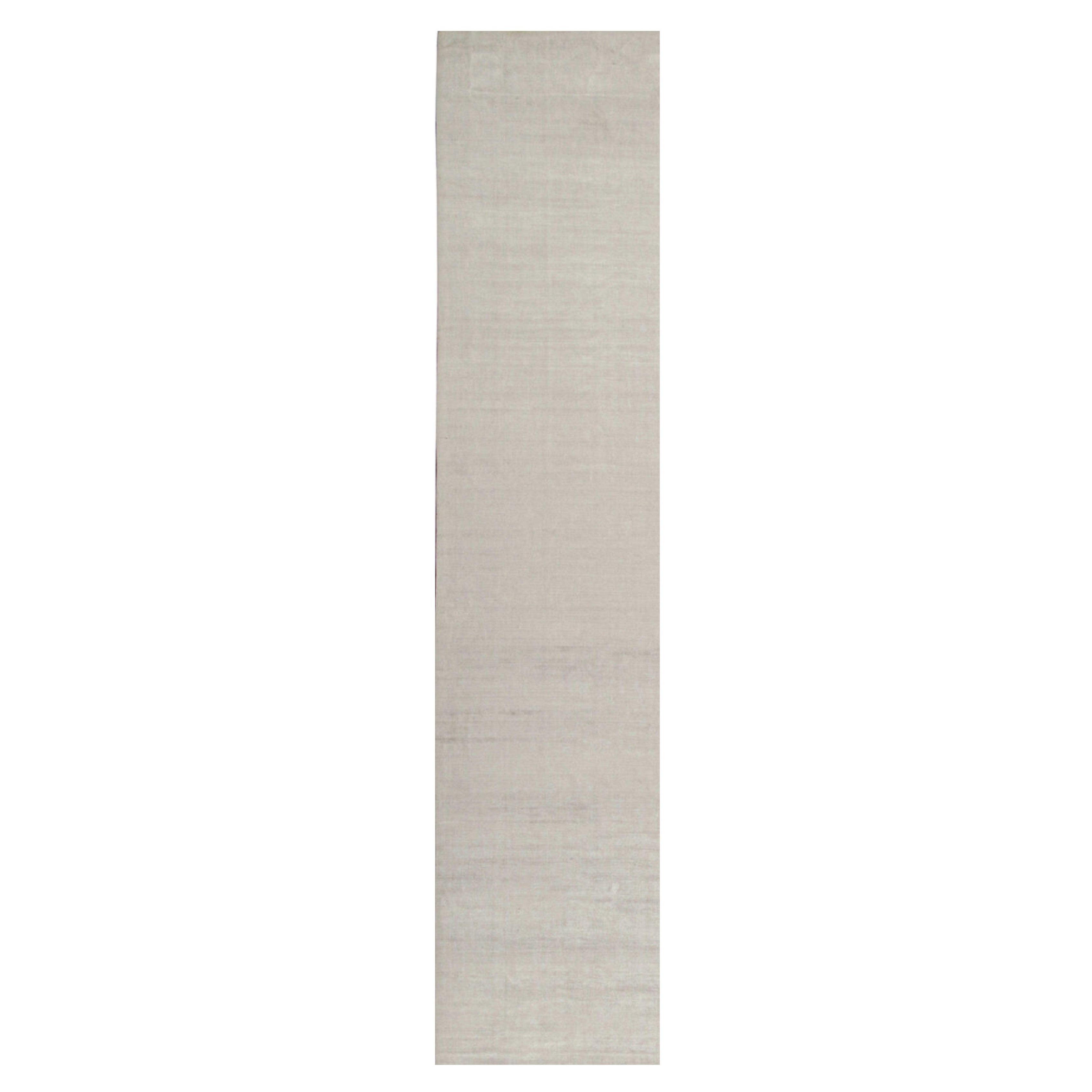 Rug & Kilim è un tappeto moderno in argento massiccio e bianco sporco tono su tono.