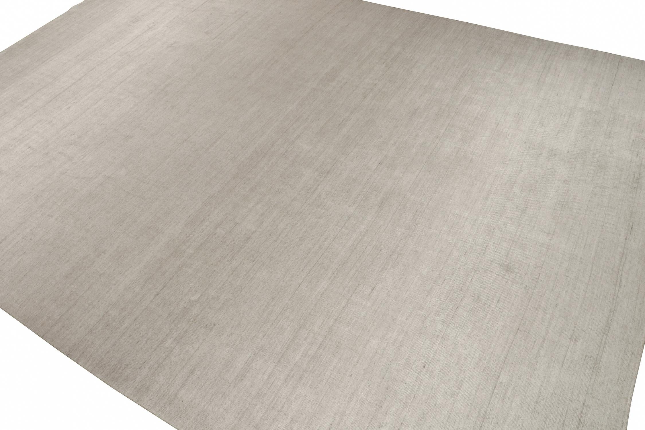 Rug & Kilims schlichter moderner Teppich in massivem Silber-Grau Ton in Ton (Indisch) im Angebot