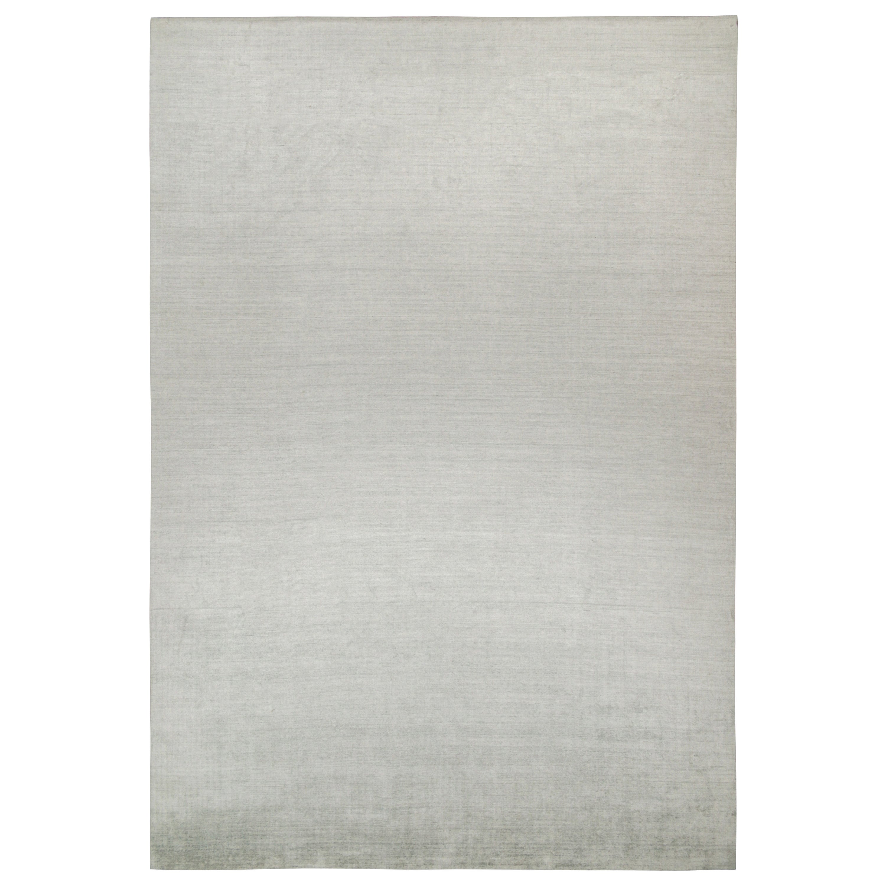Moderne Rug & Kilim's Plain Modernity Rug in Solid Silver-Gray Tone-on-Tone (tapis moderne uni en ton sur ton argenté et gris) en vente