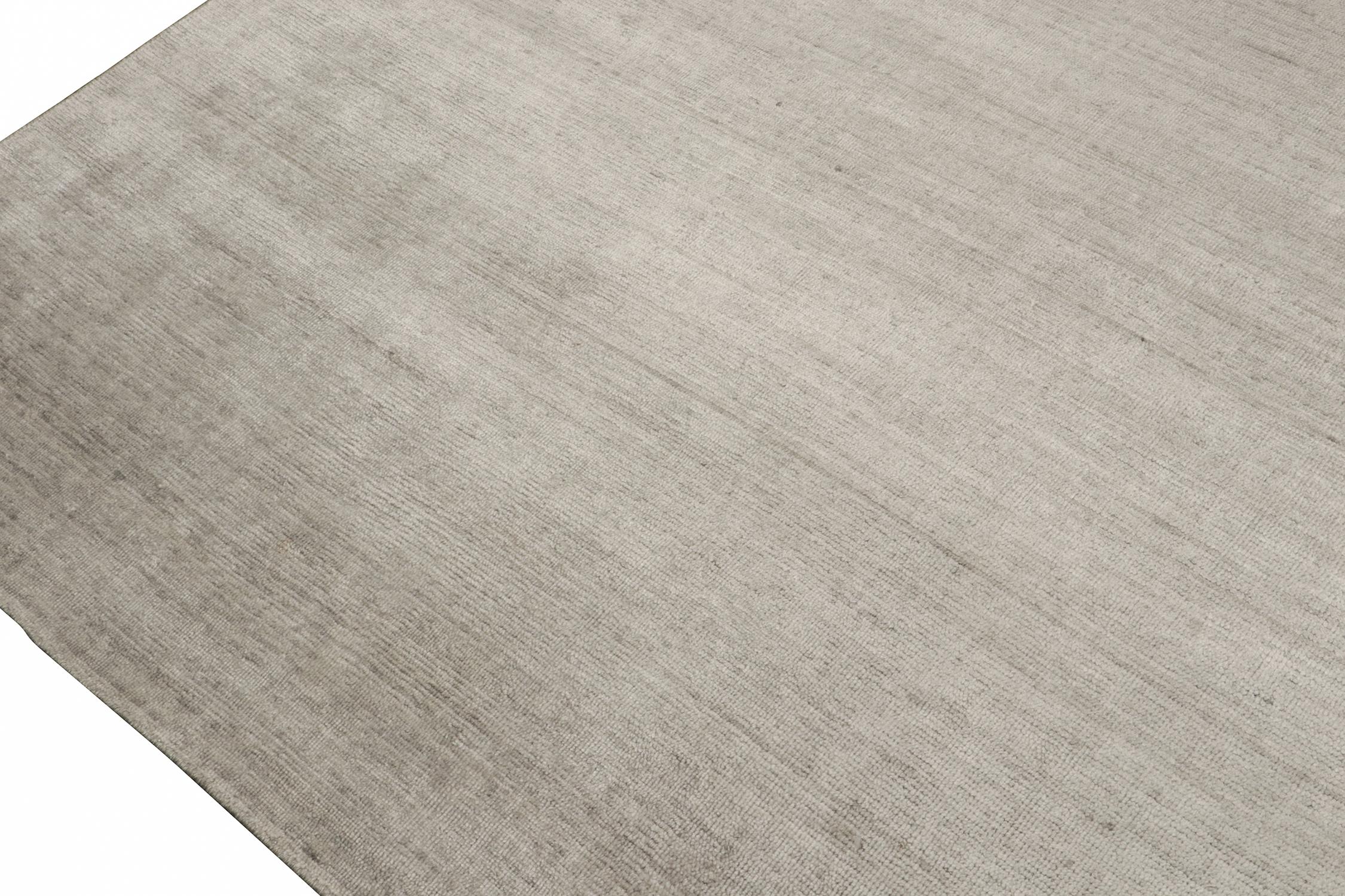 Rug & Kilims schlichter moderner Teppich in massivem Silber-Grau Ton in Ton (Handgeknüpft) im Angebot