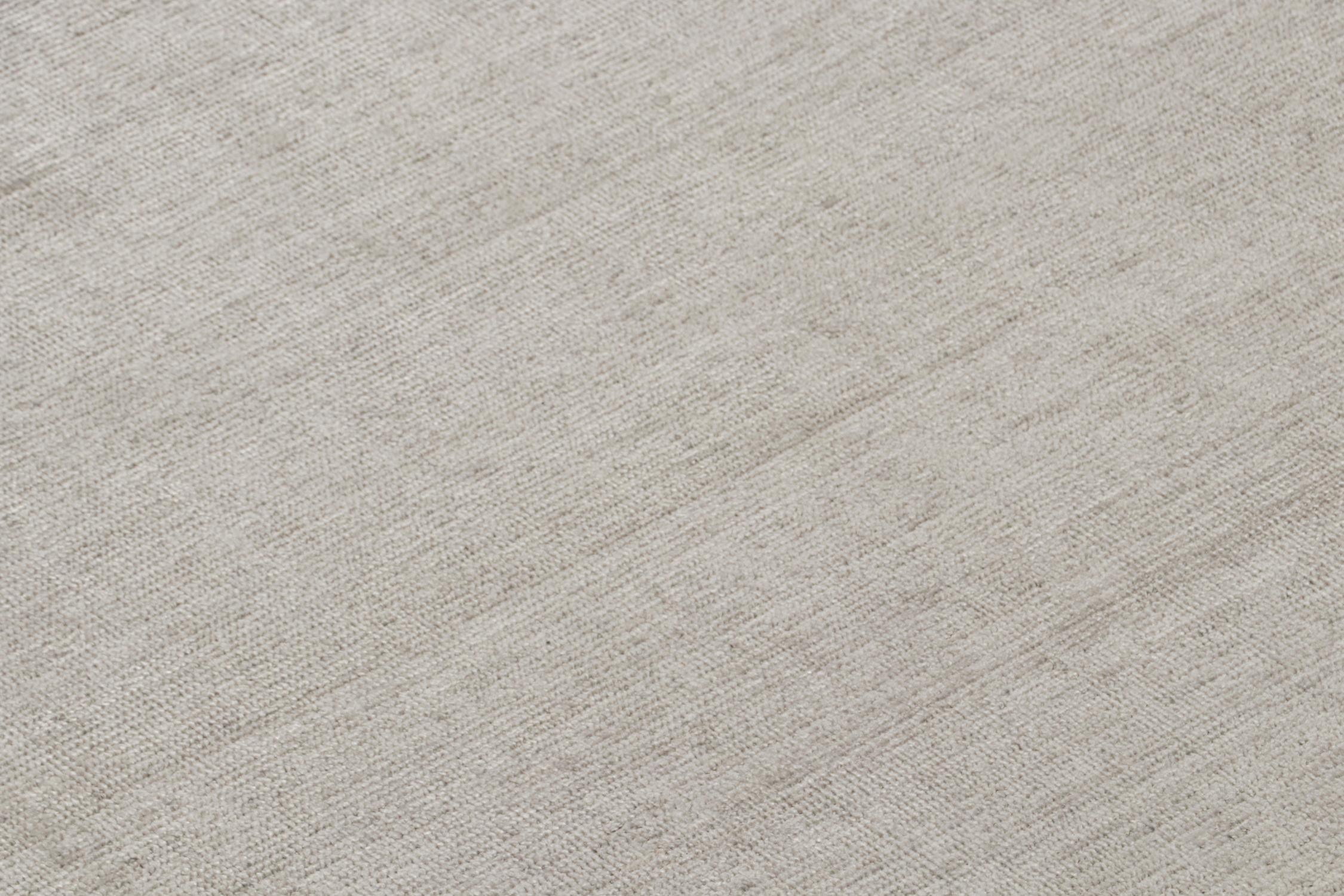 Rug & Kilims schlichter moderner Teppich in massivem Silber-Grau Ton in Ton im Angebot