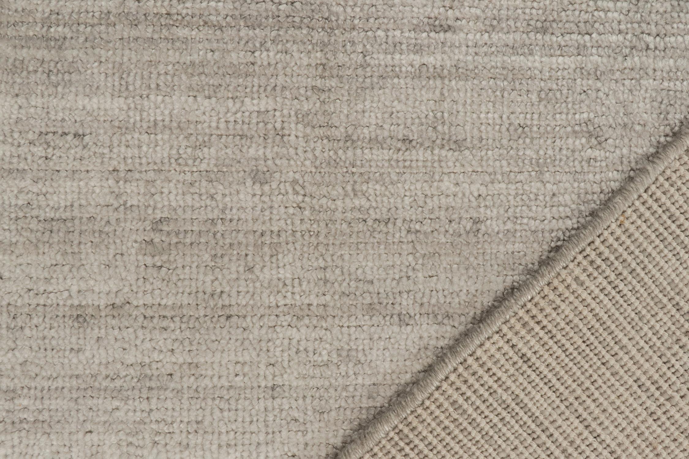 Rug & Kilims schlichter moderner Teppich in massivem Silber-Grau Ton in Ton (21. Jahrhundert und zeitgenössisch) im Angebot