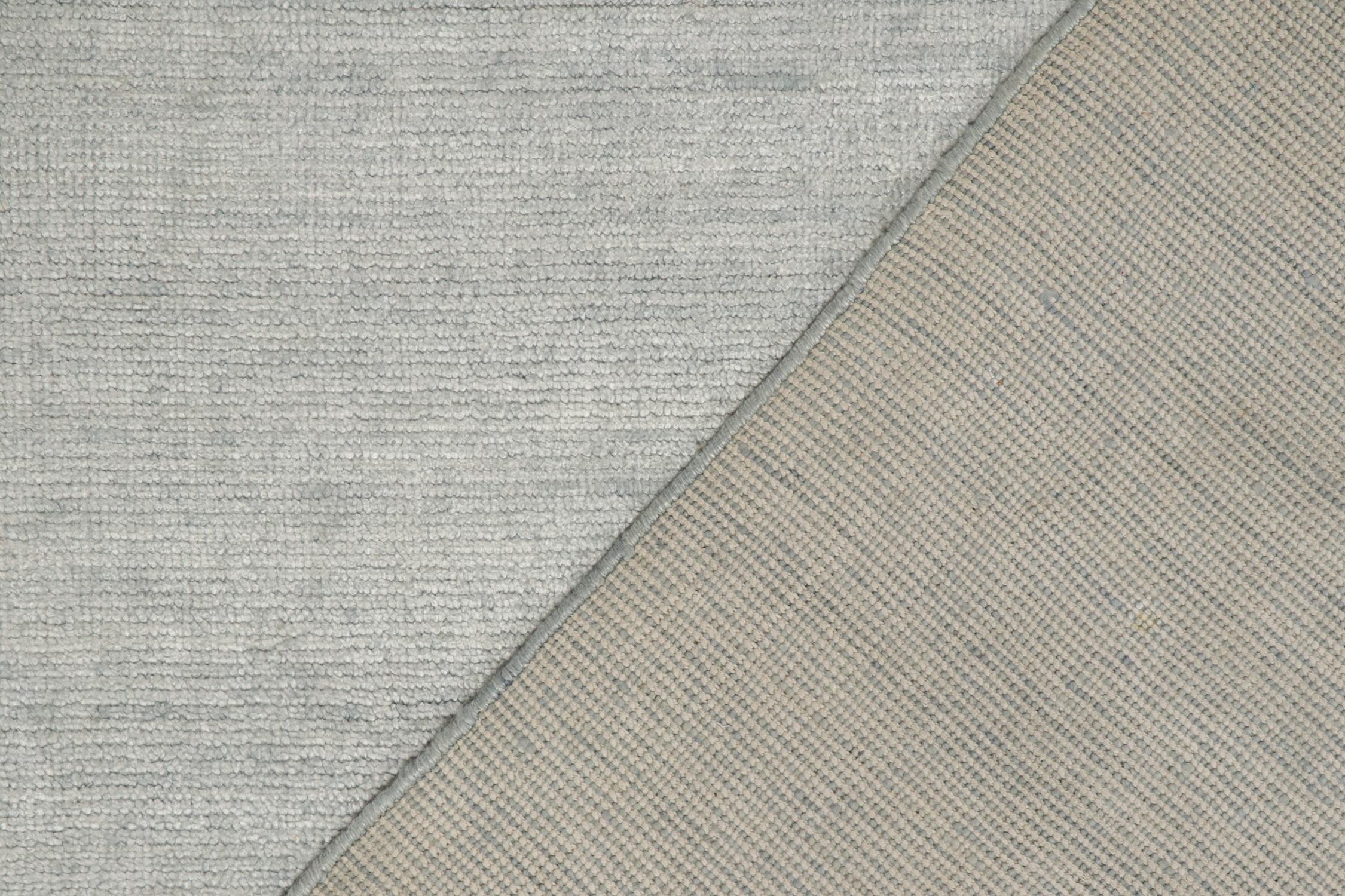 XXIe siècle et contemporain Rug & Kilim's Plain Modernity Rug in Solid Silver-Gray Tone-on-Tone (tapis moderne uni en ton sur ton argenté et gris) en vente