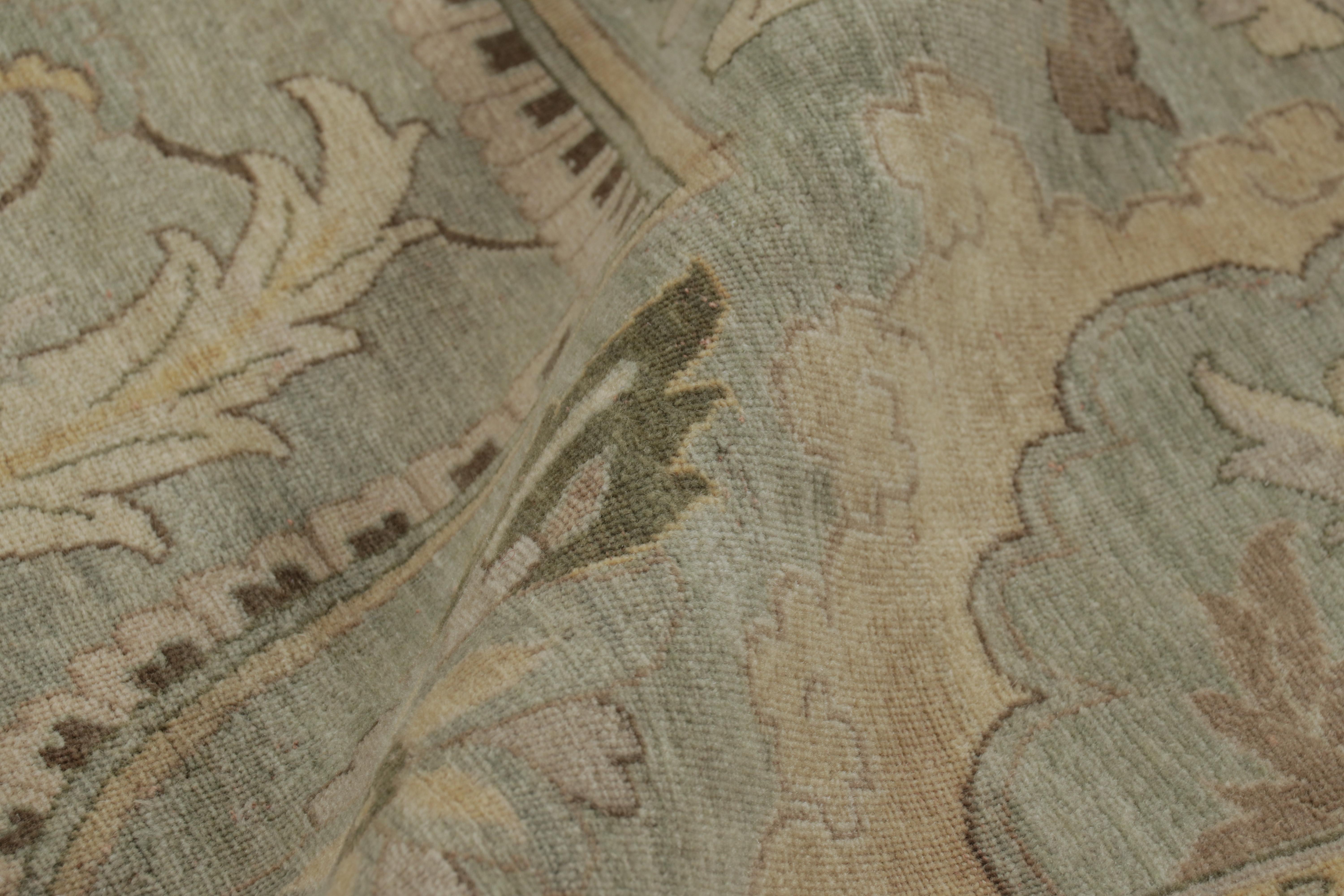 Rug & Kilim - Tappeto in stile polacco in verde chiaro con medaglioni floreali in vendita 3