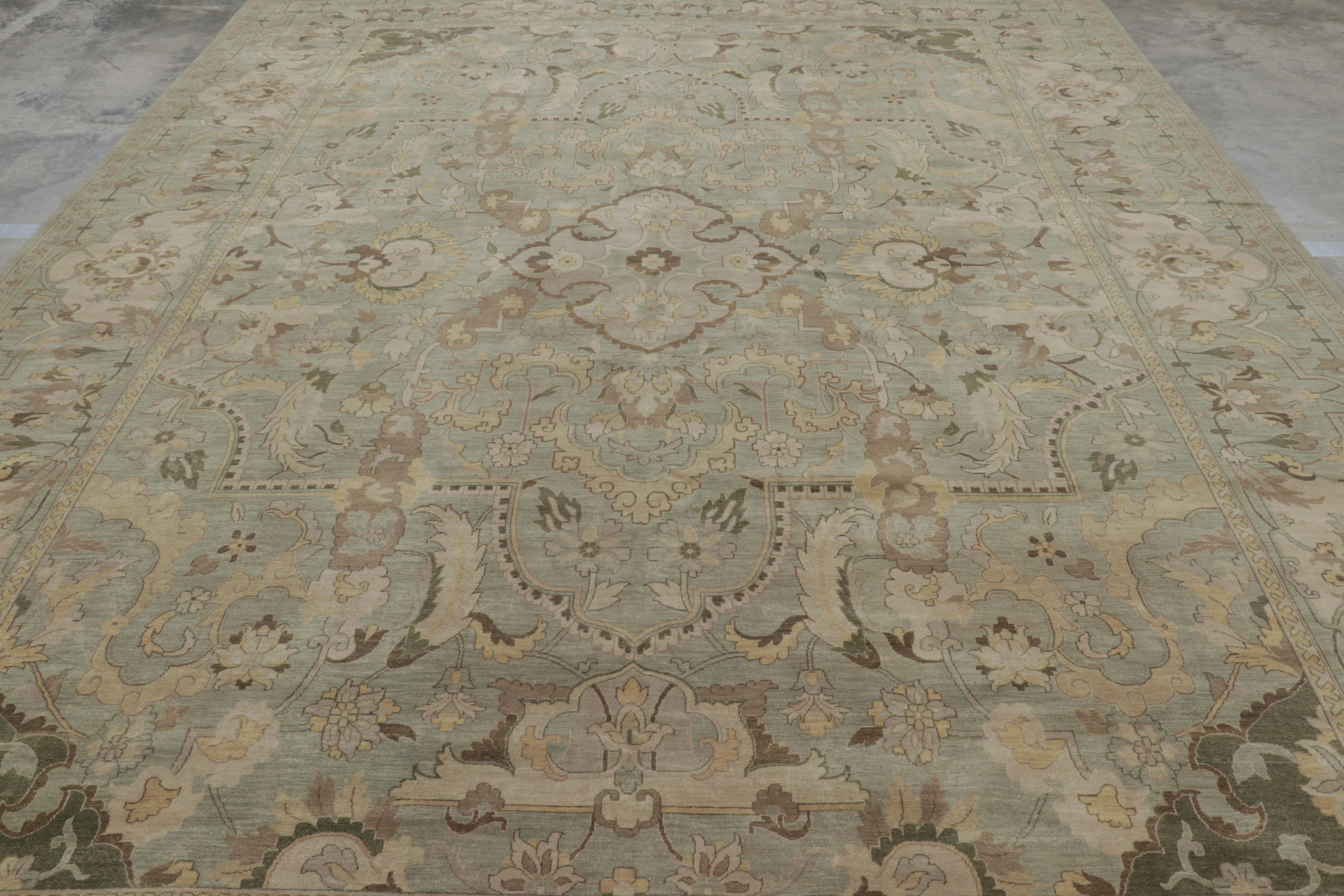 Noué à la main en laine, ce tapis moderne Polonaise 10x14 originaire du Népal s'inspire d'une provenance particulièrement célèbre de tapis rares connus pour ces médaillons à grande échelle d'un mariage de design intéressant. 

Sur le design : 

Les