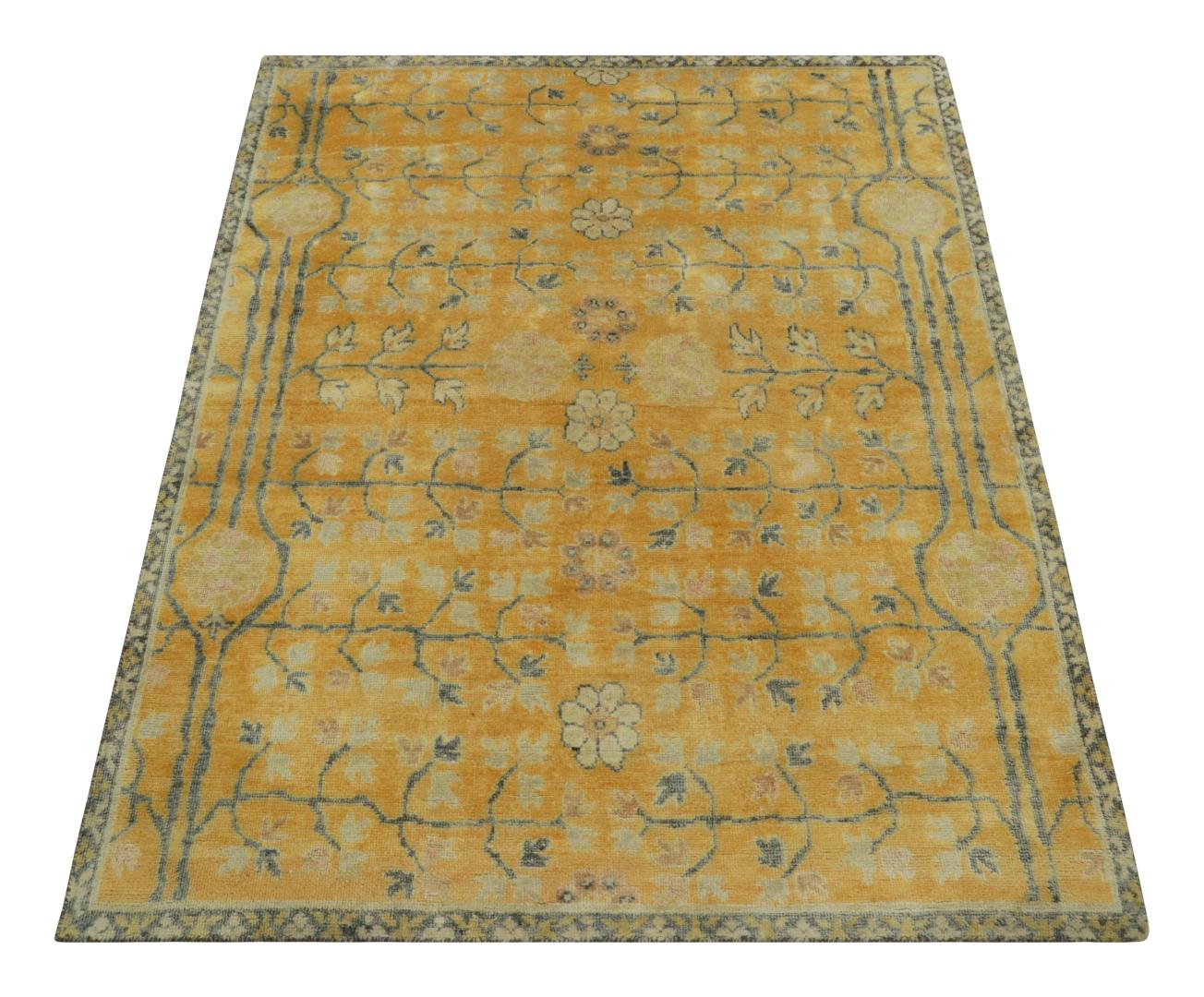 Fabricada con lana anudada a mano, esta alfombra de 4x5 es una emocionante incorporación a la Colección Tigre de Rug & Kilim, una audaz colección que recupera algunas de las imágenes y figuras de tigres más históricas e icónicas de la historia del