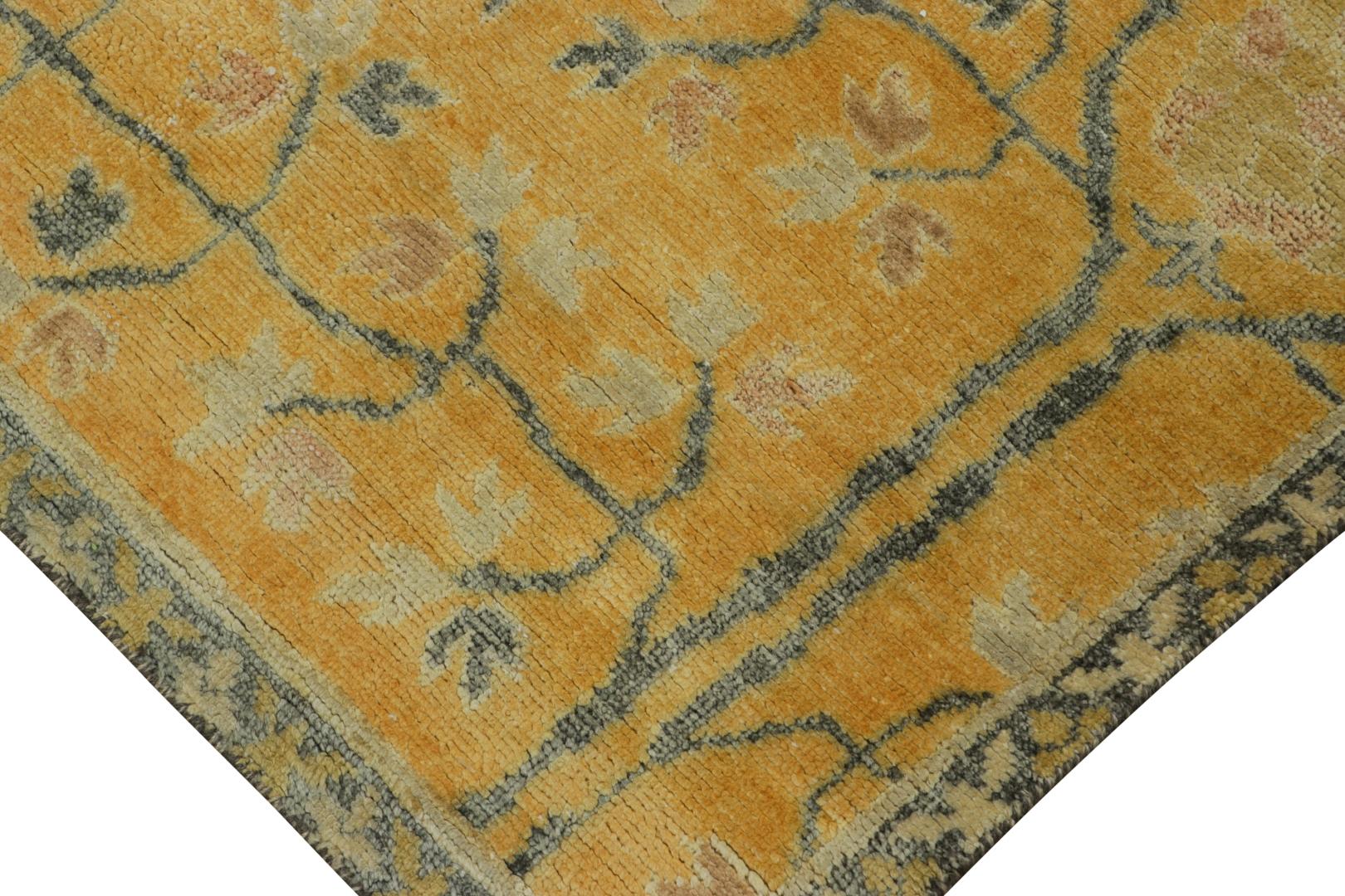 Alfombra inspirada en Samarcanda de Rug & Kilim en dorado luminoso con motivos florales Indio en venta