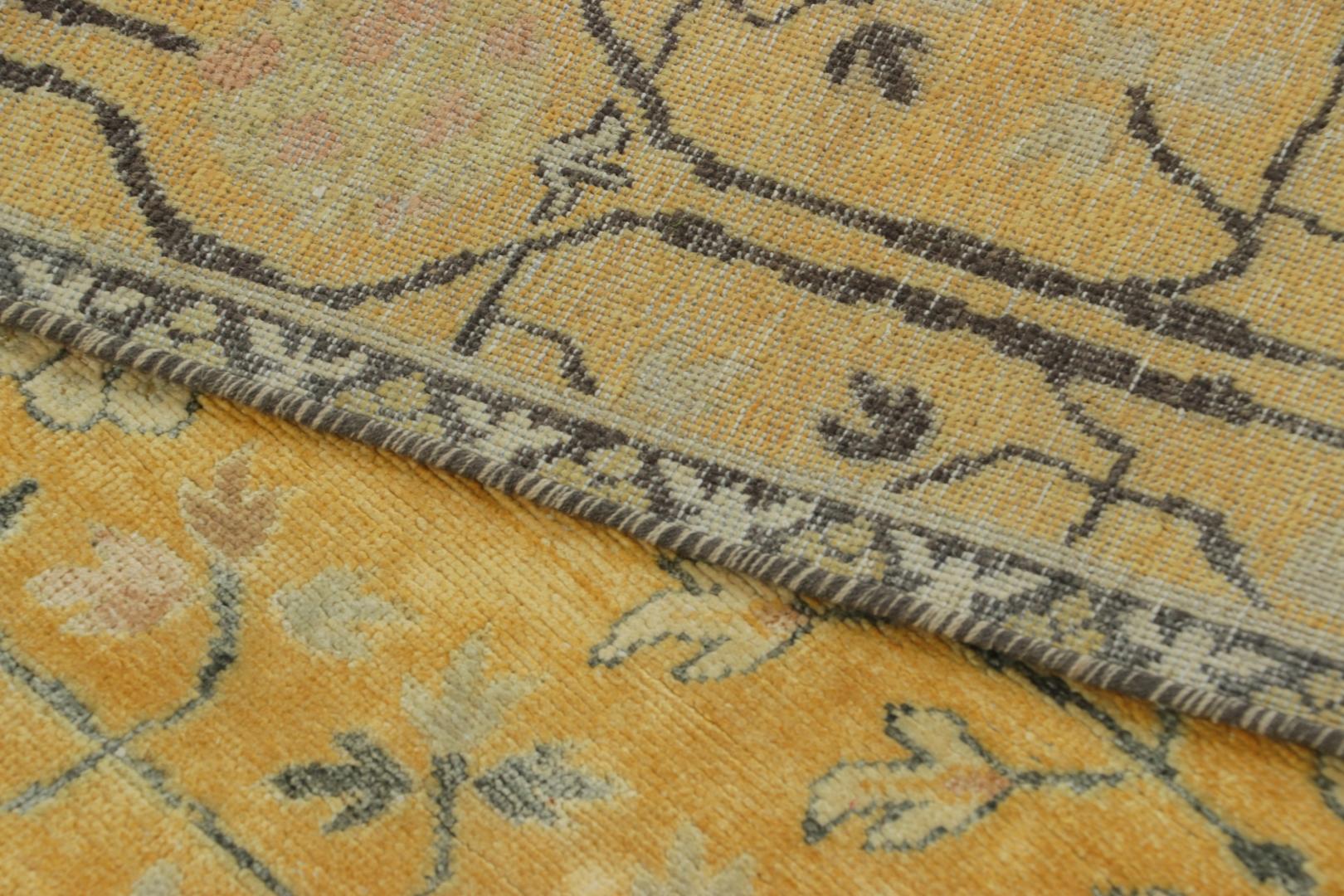 Alfombra inspirada en Samarcanda de Rug & Kilim en dorado luminoso con motivos florales Seda en venta