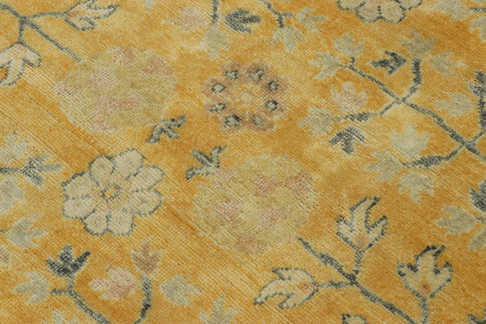 Alfombra inspirada en Samarcanda de Rug & Kilim en dorado luminoso con motivos florales Anudado a mano en venta