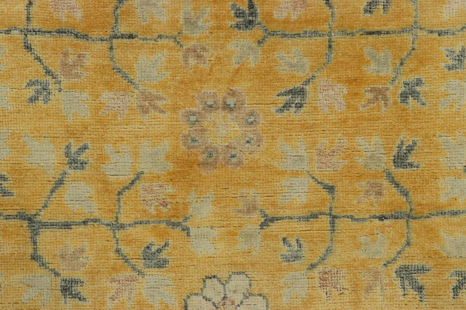 Alfombra inspirada en Samarcanda de Rug & Kilim en dorado luminoso con motivos florales en Nuevo estado para la venta en Long Island City, NY