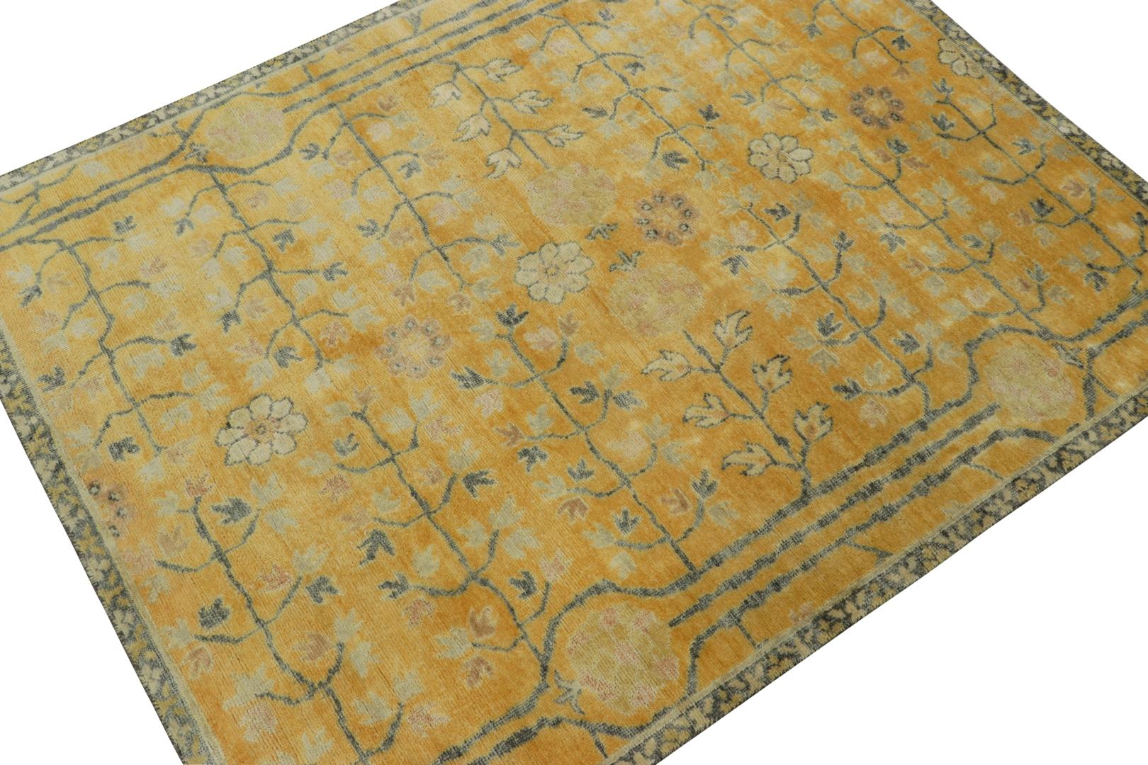 Alfombra inspirada en Samarcanda de Rug & Kilim en dorado luminoso con motivos florales Siglo XXI y contemporáneo en venta