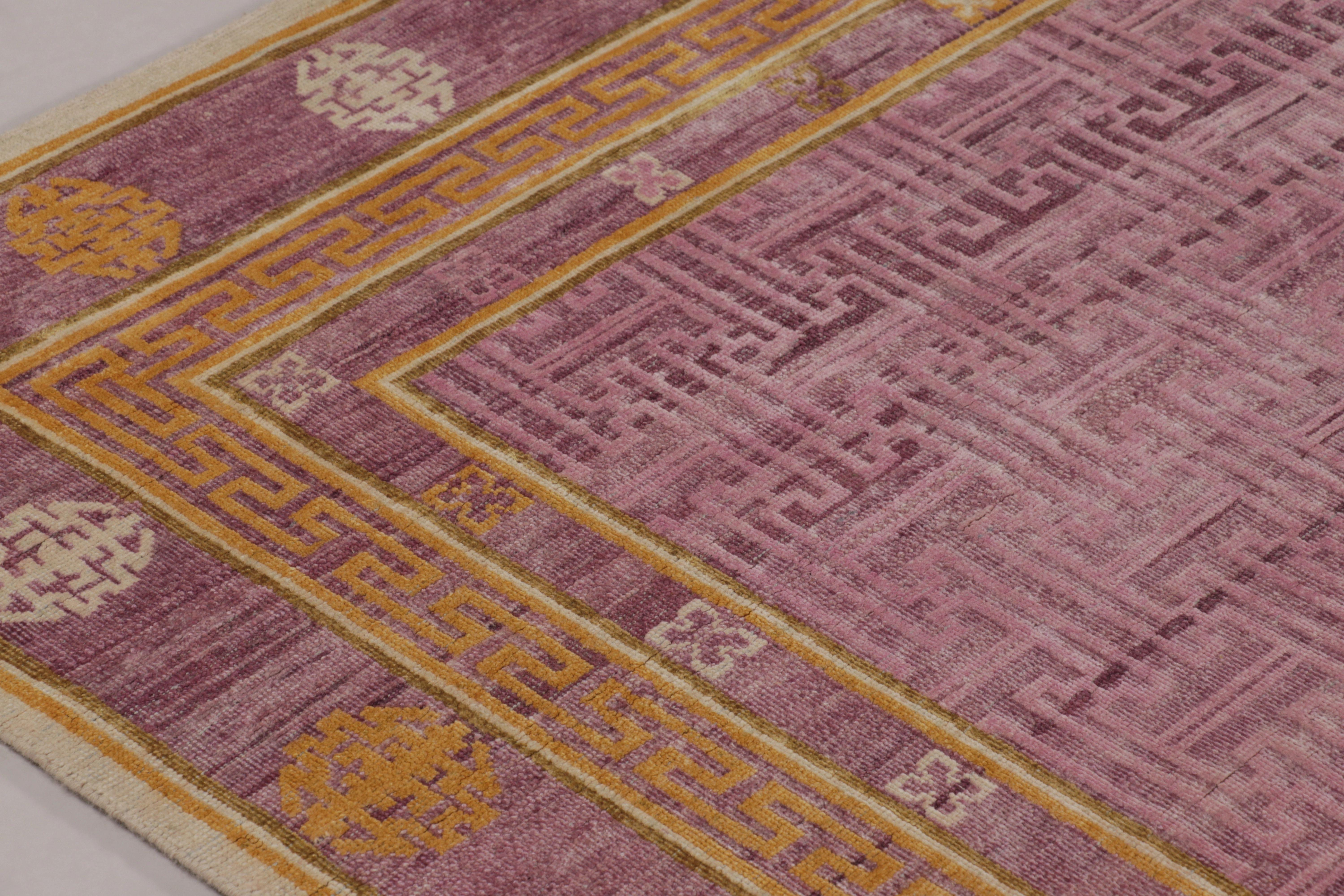Rug & Kilim's Samarkand-inspirierter Teppich in Lila mit klassischen geometrischen Mustern (Indisch) im Angebot