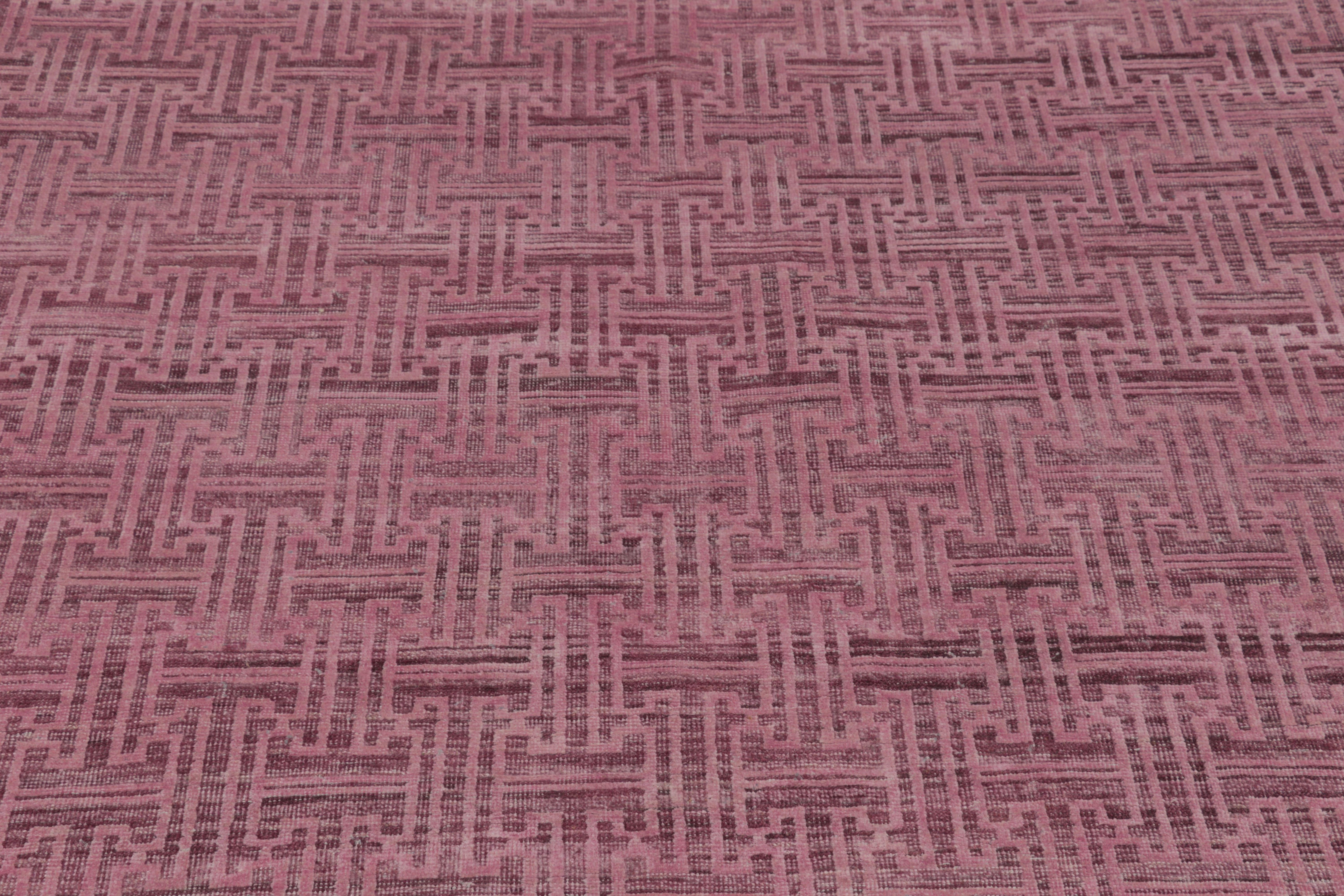 Rug & Kilim's Samarkand-inspirierter Teppich in Lila mit klassischen geometrischen Mustern (Handgeknüpft) im Angebot