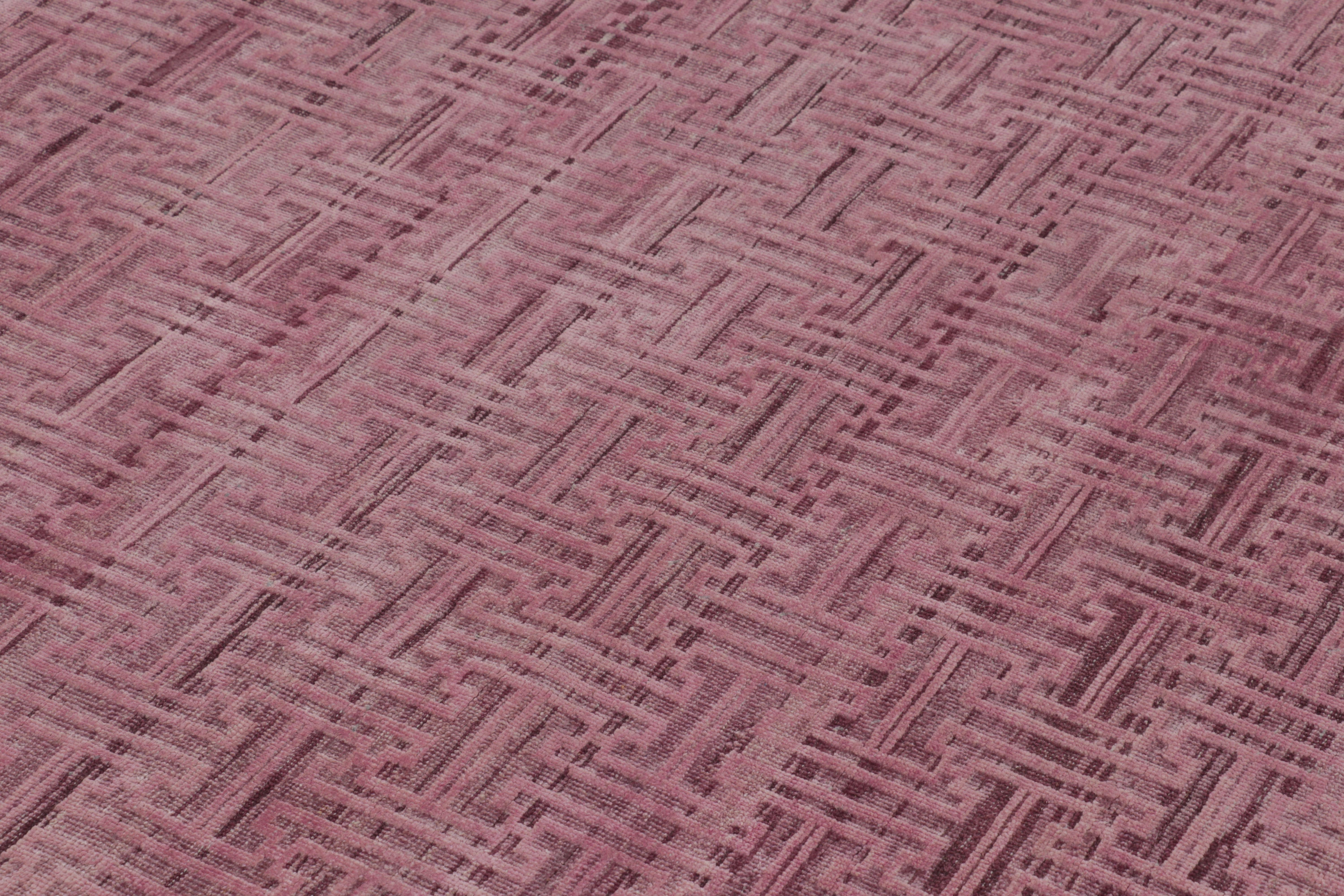 Rug & Kilim's Samarkand-inspirierter Teppich in Lila mit klassischen geometrischen Mustern im Zustand „Neu“ im Angebot in Long Island City, NY