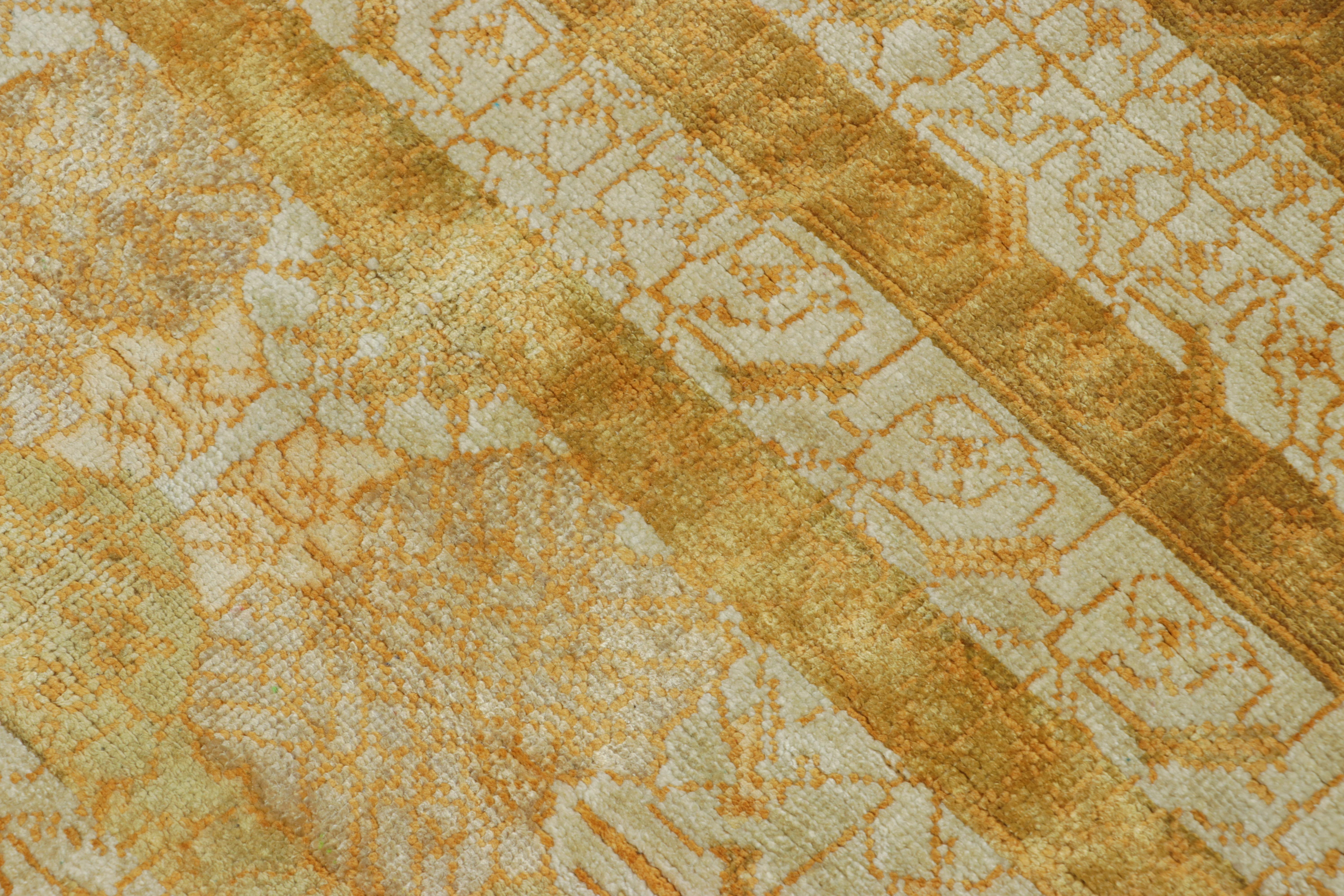Realizzato con la più ricca seta annodata a mano, questo tappeto moderno 4x5 è un'aggiunta regale ed eccezionale alla Rug & Kilim's Modern Classics Collection, una lussuosa rivisitazione di design storici, come l'omaggio di questo pezzo ai tappeti
