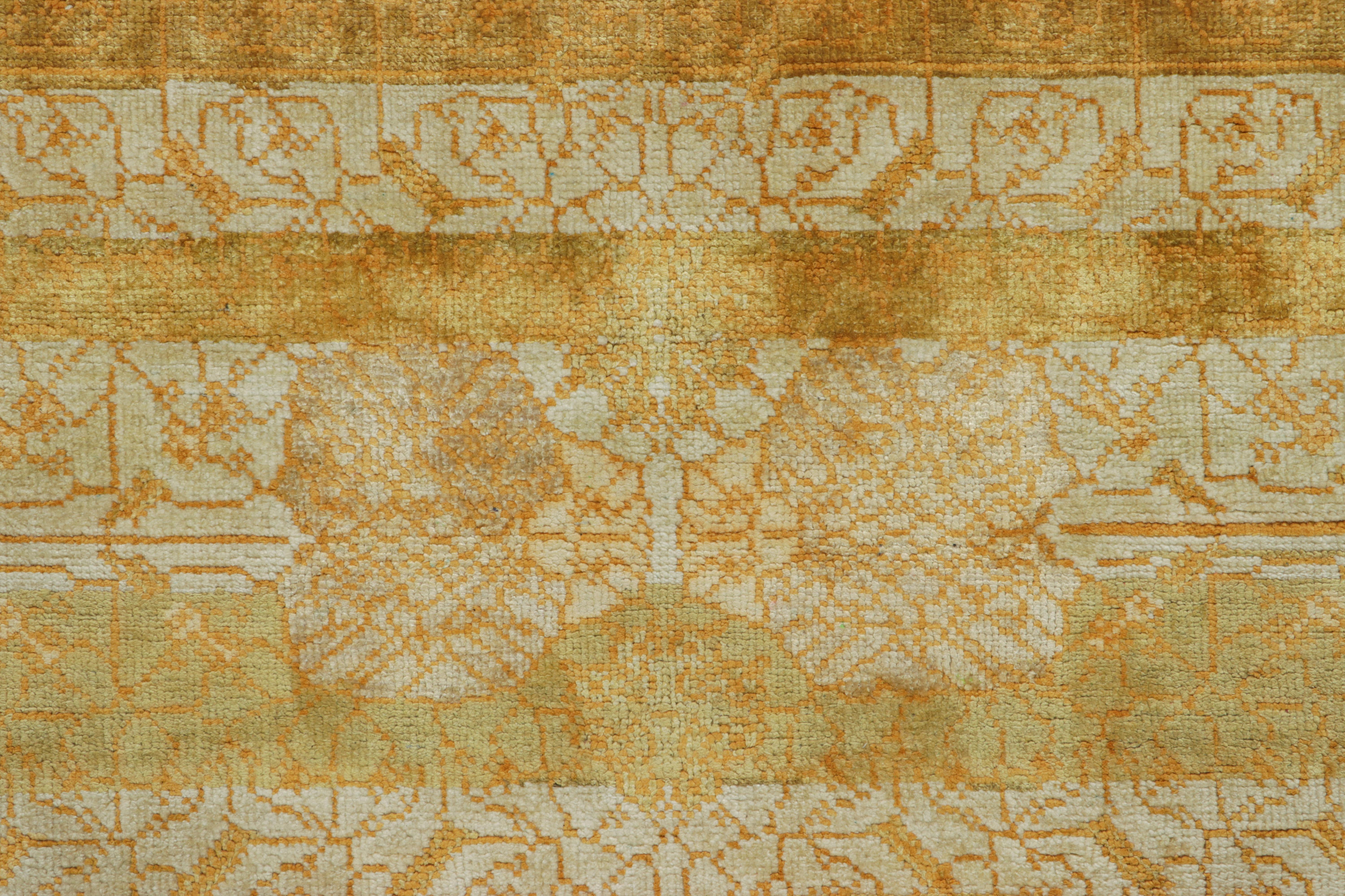 Moderno Rug & Kilim è un tappeto ispirato a Samarcanda, con motivi geometrici e floreali in oro. in vendita