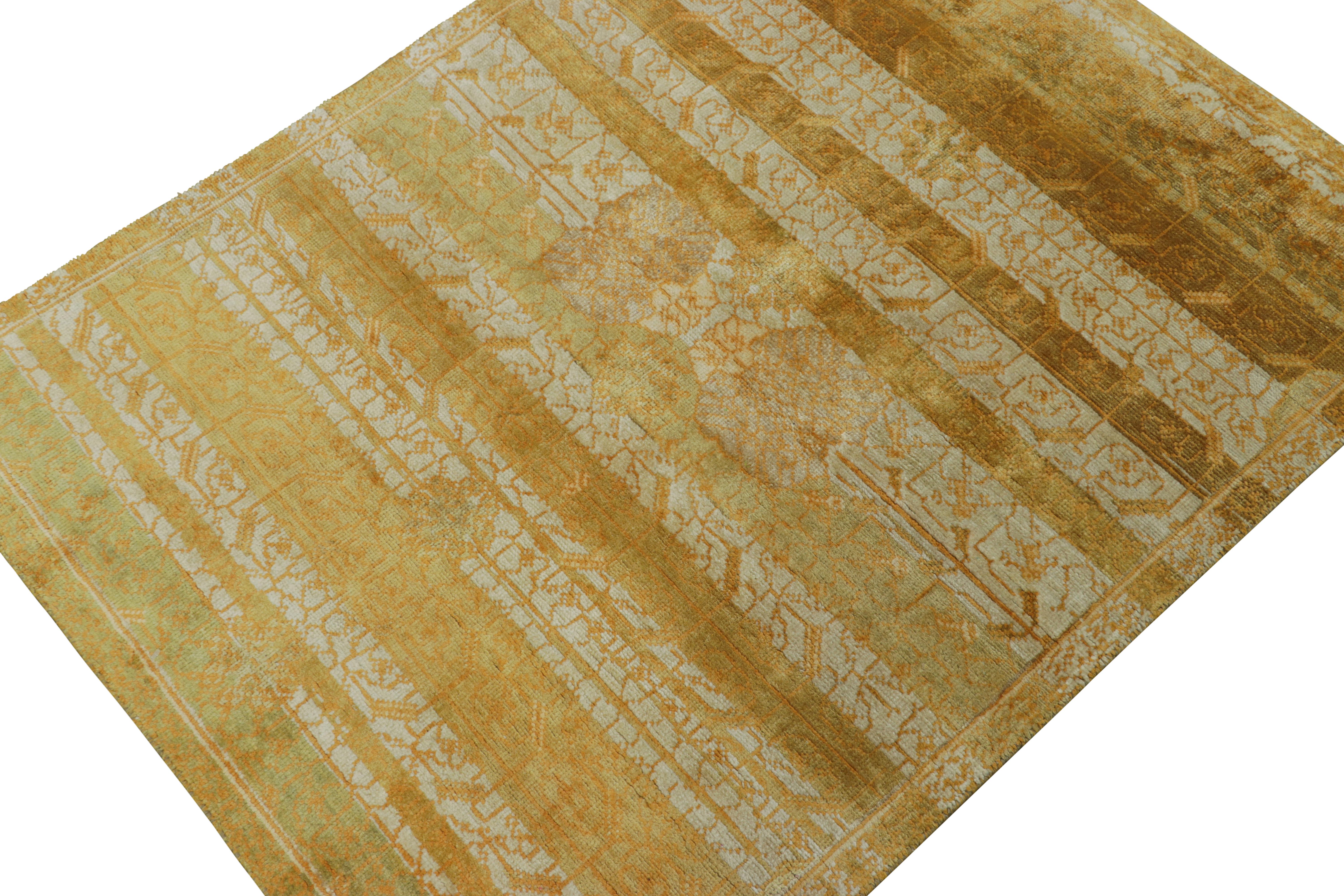 Indiano Rug & Kilim è un tappeto ispirato a Samarcanda, con motivi geometrici e floreali in oro. in vendita