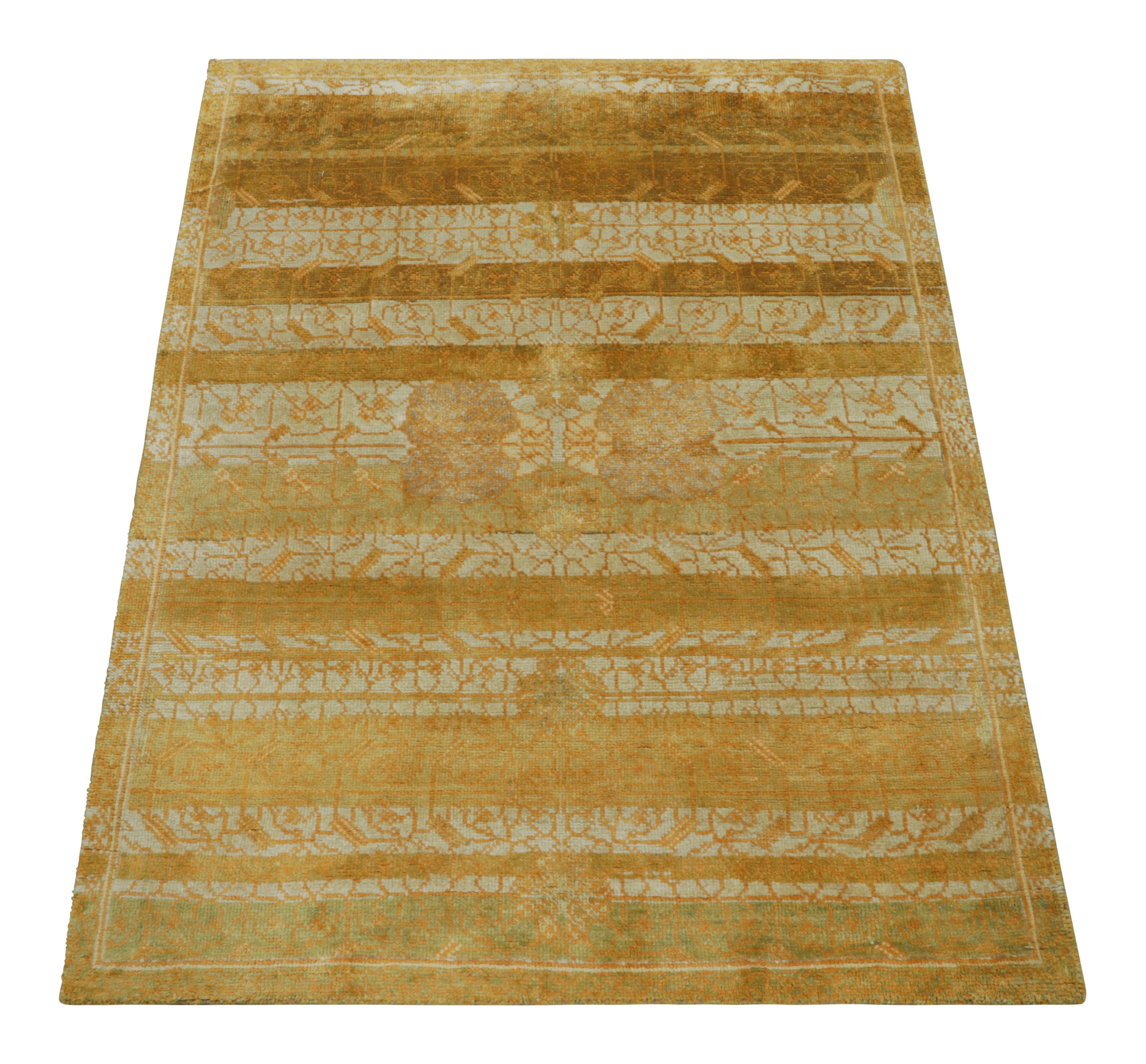 Annodato a mano Rug & Kilim è un tappeto ispirato a Samarcanda, con motivi geometrici e floreali in oro. in vendita