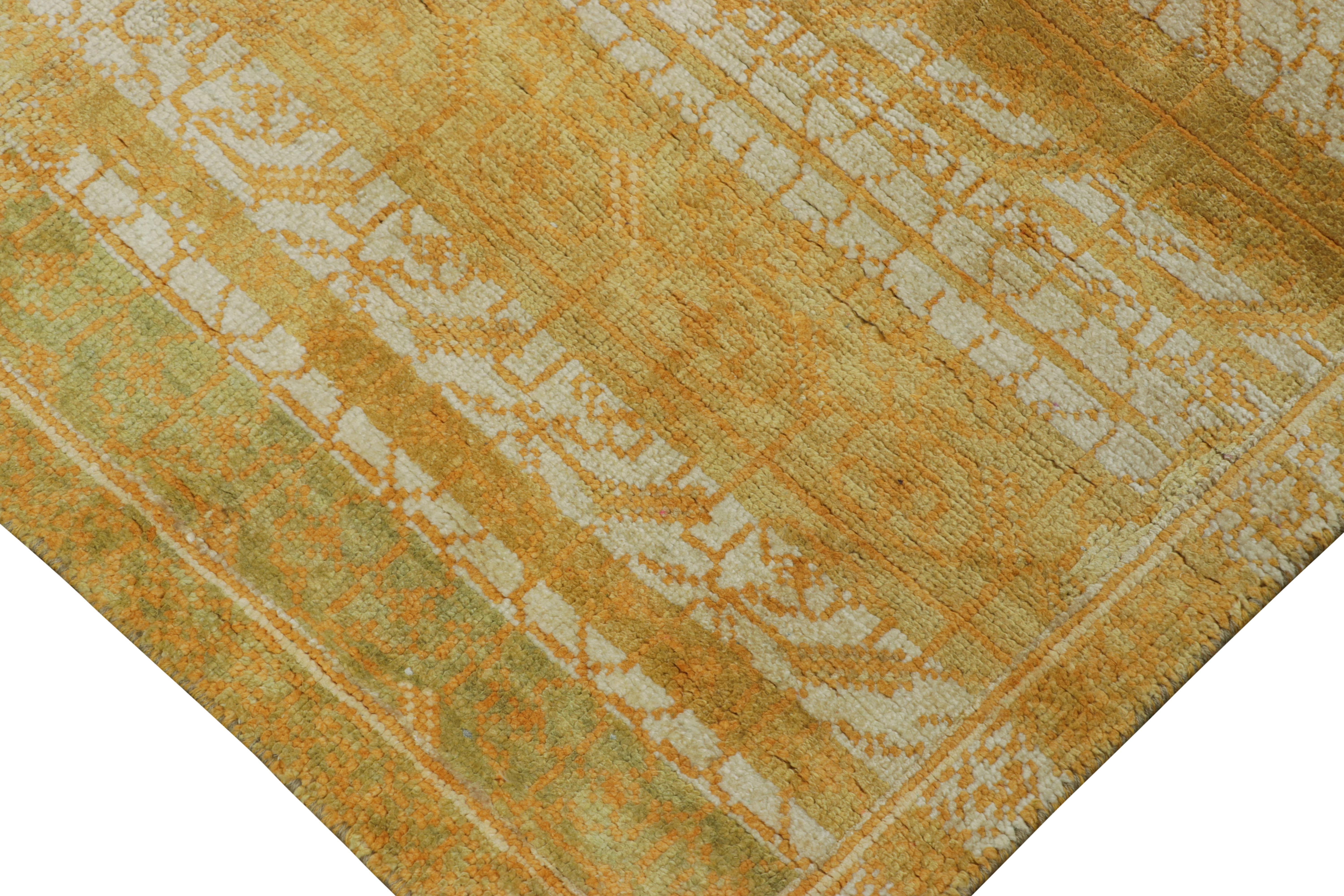 Rug & Kilim è un tappeto ispirato a Samarcanda, con motivi geometrici e floreali in oro. In condizioni Nuovo in vendita a Long Island City, NY