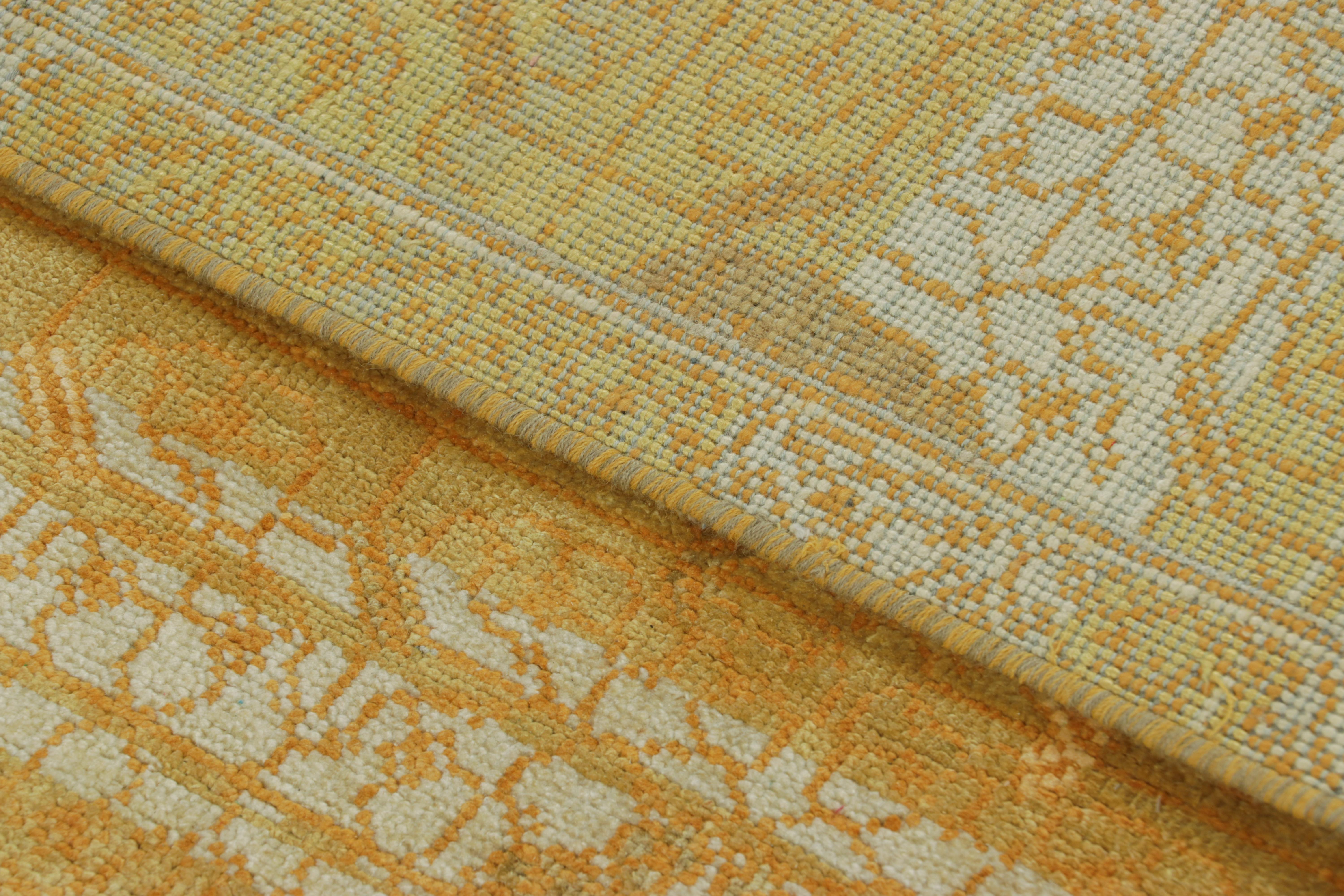 XXI secolo e contemporaneo Rug & Kilim è un tappeto ispirato a Samarcanda, con motivi geometrici e floreali in oro. in vendita