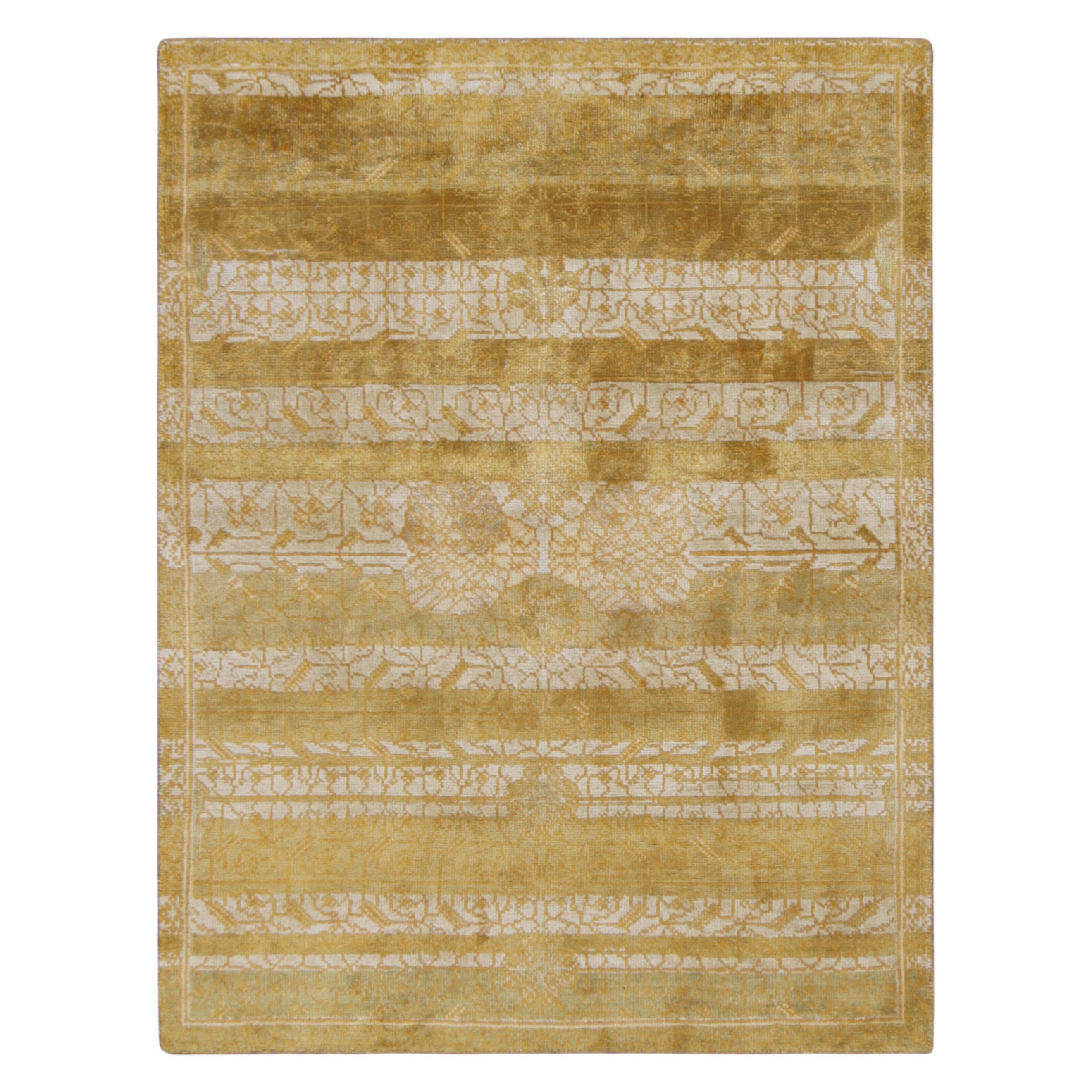 Rug & Kilim è un tappeto ispirato a Samarcanda, con motivi geometrici e floreali in oro.