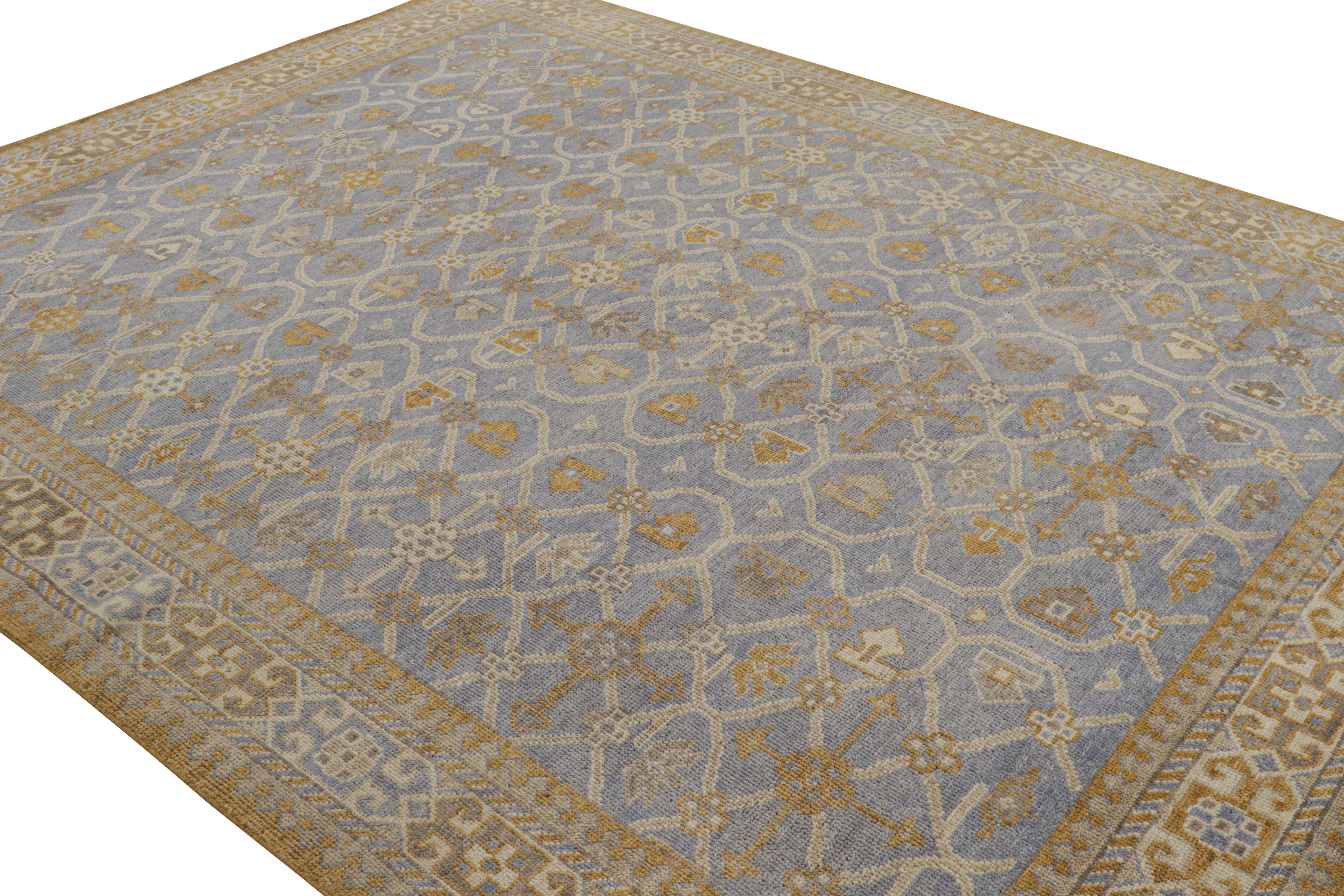 Issu de la Collection Rug & Kilim's Burano, ce modèle 8x10 s'inspire des tapis de Samarkand. Noué à la main en laine de Ghazni.

Sur le Design : 

Les yeux attentifs remarqueront le champ bleu soulignant les motifs géométriques or et beige-brun -