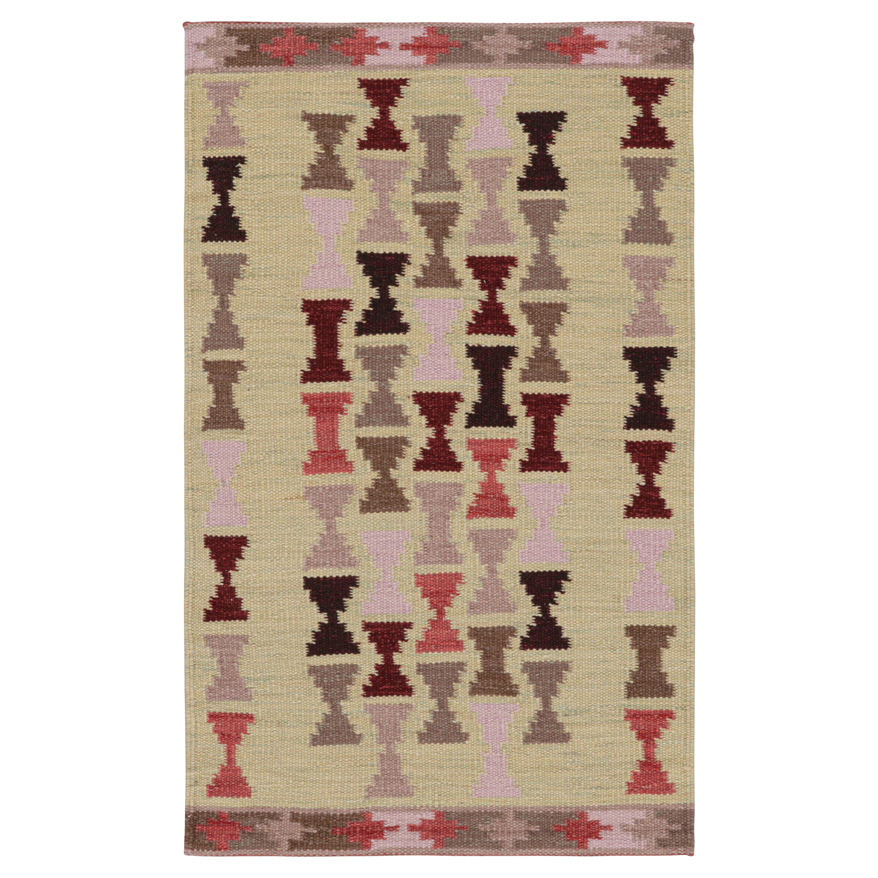 Rug & Kilim è un tappeto d'accento scandinavo in crema con motivi geometrici in vendita