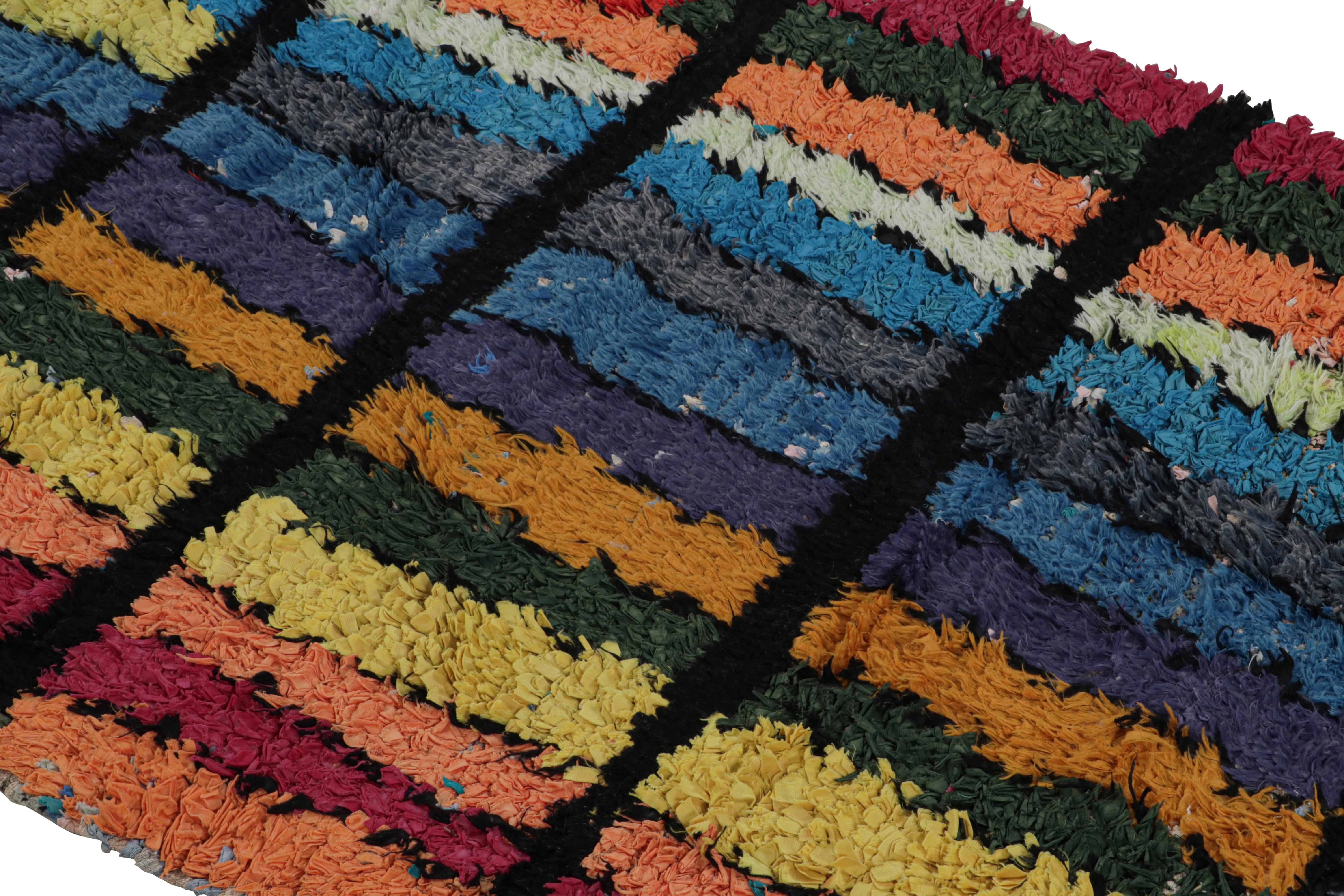 Alfombra marroquí Azilal de los años 50 con motivos policromáticos by Rug & Kilim Marroquí en venta