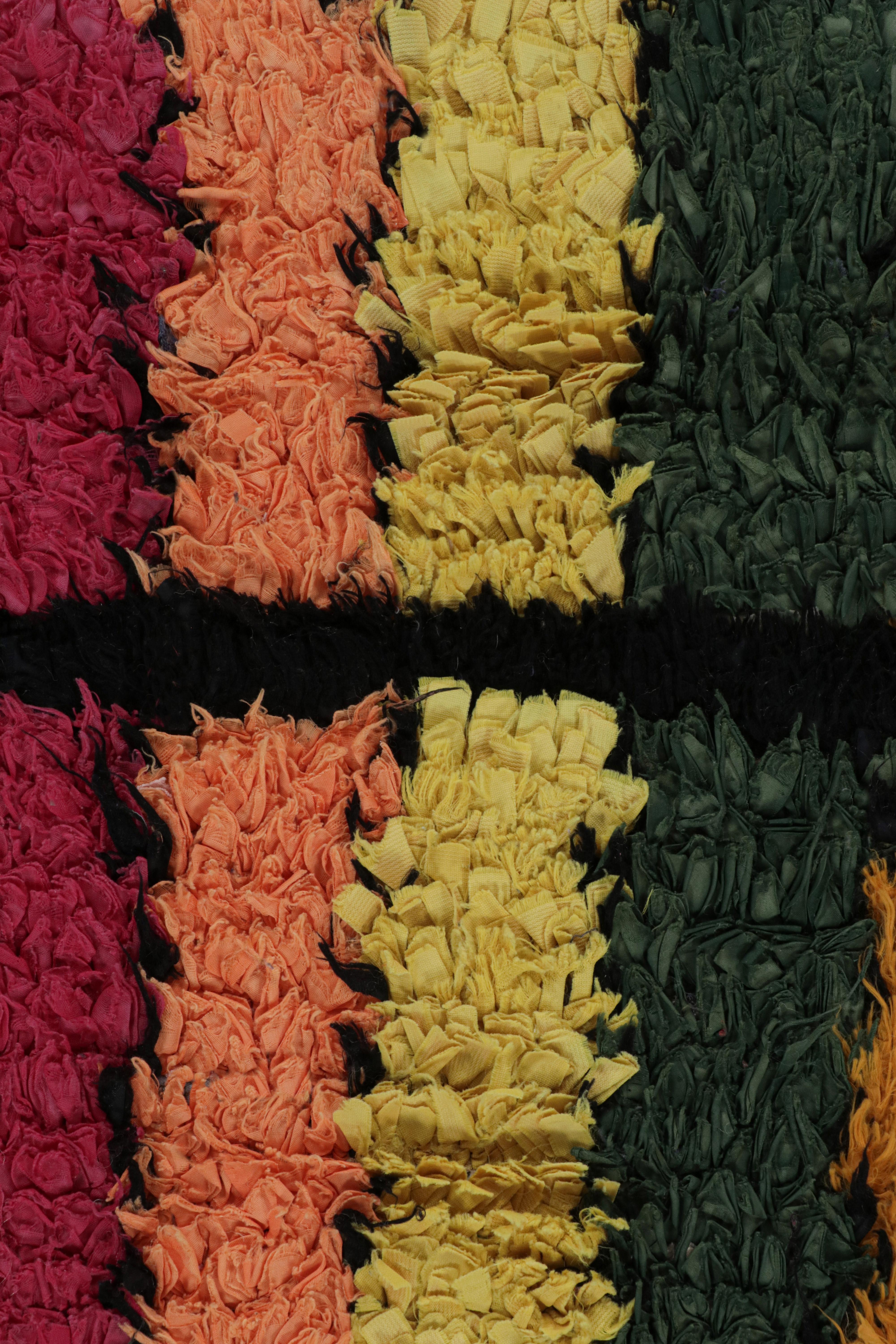 Alfombra marroquí Azilal de los años 50 con motivos policromáticos by Rug & Kilim mediados del siglo XX en venta