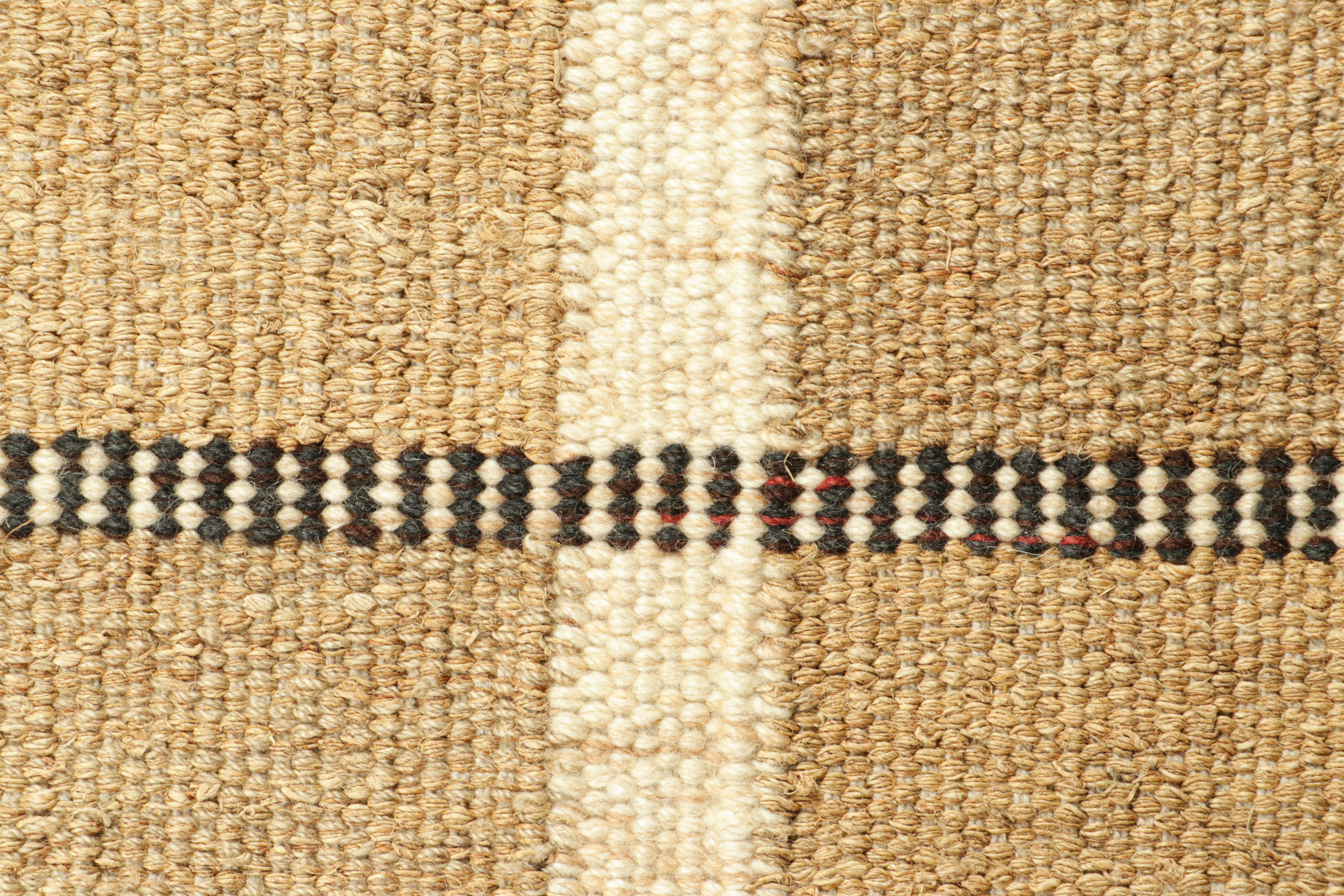 Moderno Tappeto scandinavo personalizzato Rug & Kilim in beige-marrone con strisce bianche e nere in vendita