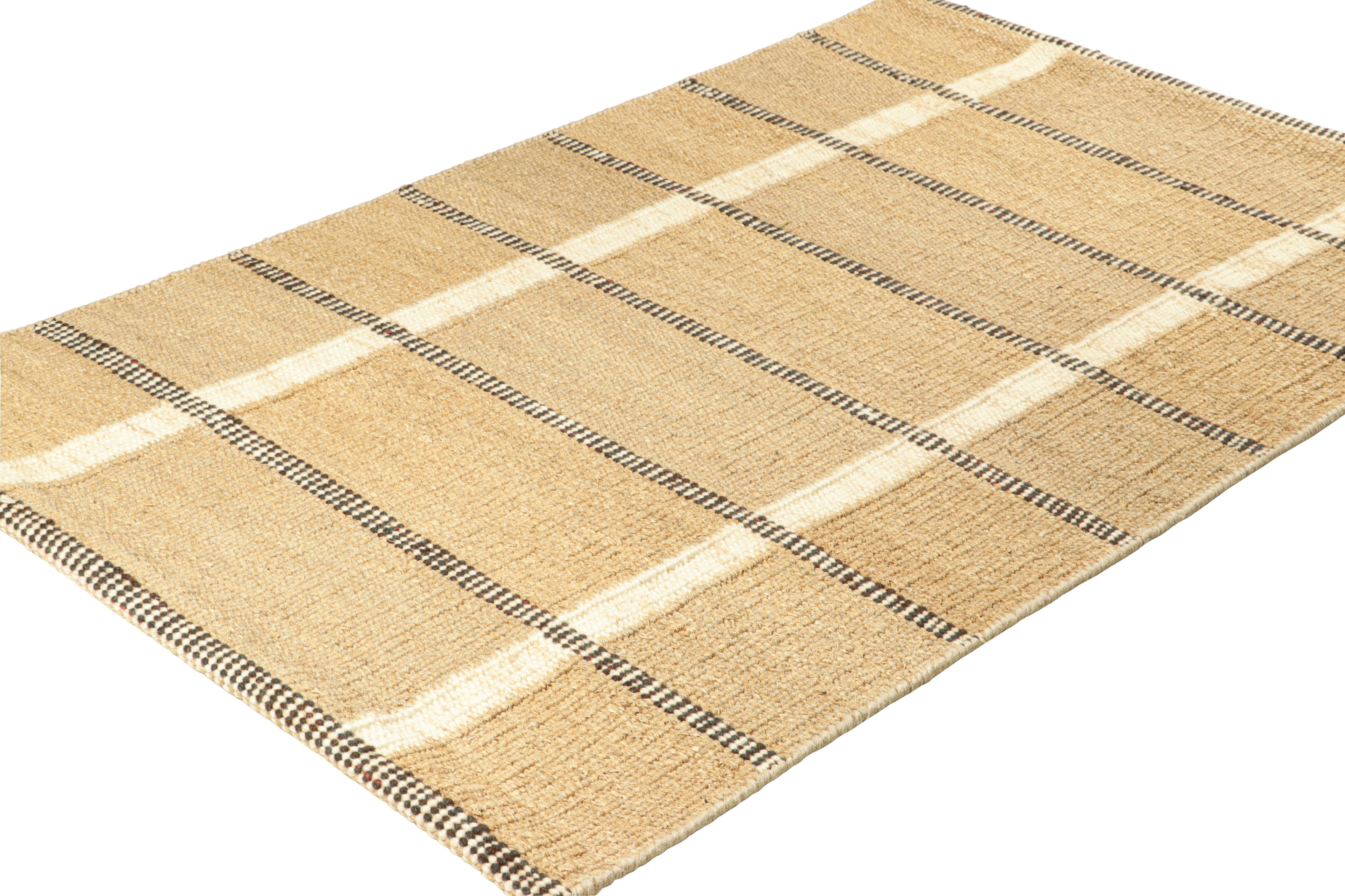 Indiano Tappeto scandinavo personalizzato Rug & Kilim in beige-marrone con strisce bianche e nere in vendita